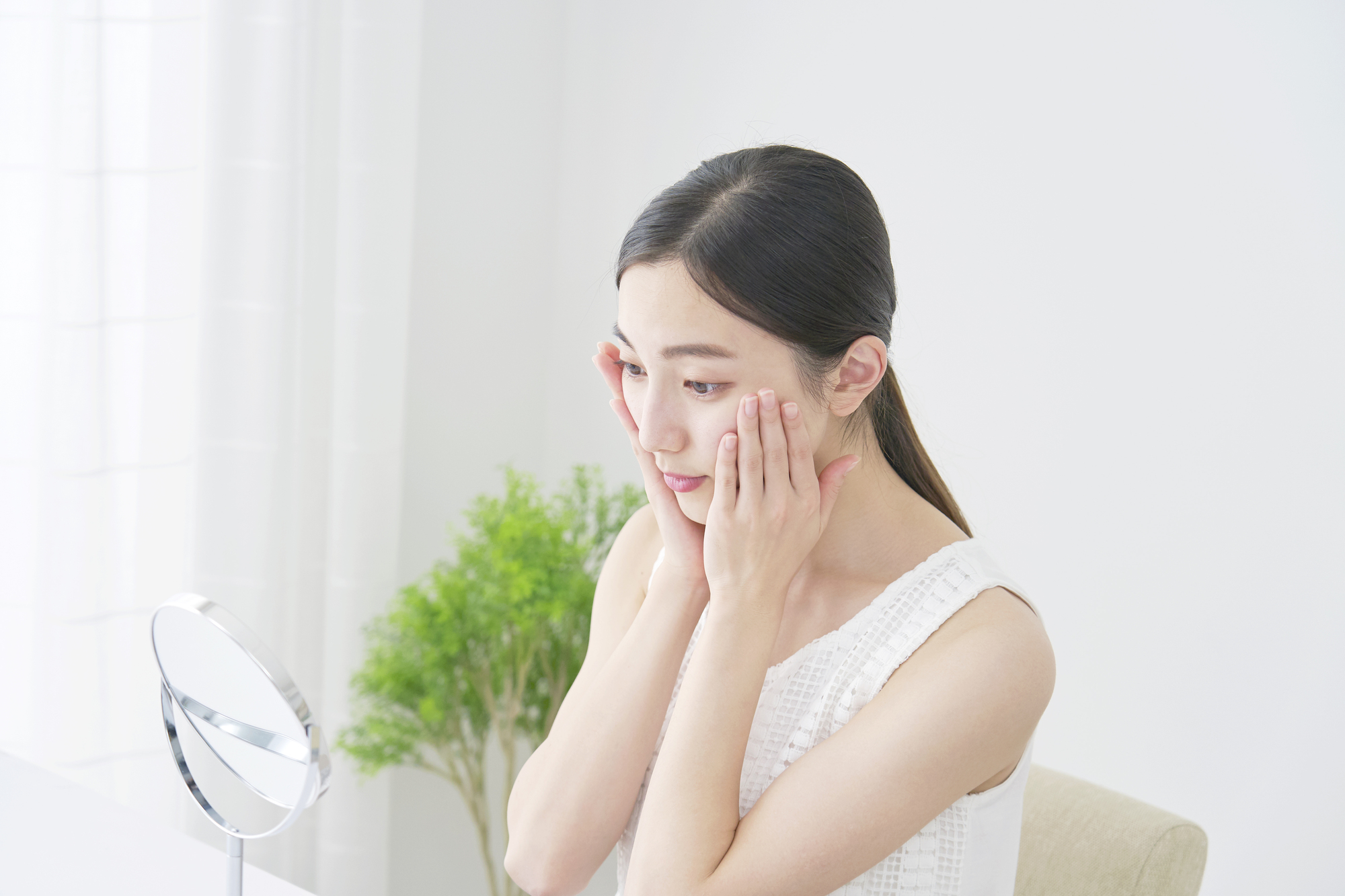 スキンケアする女性