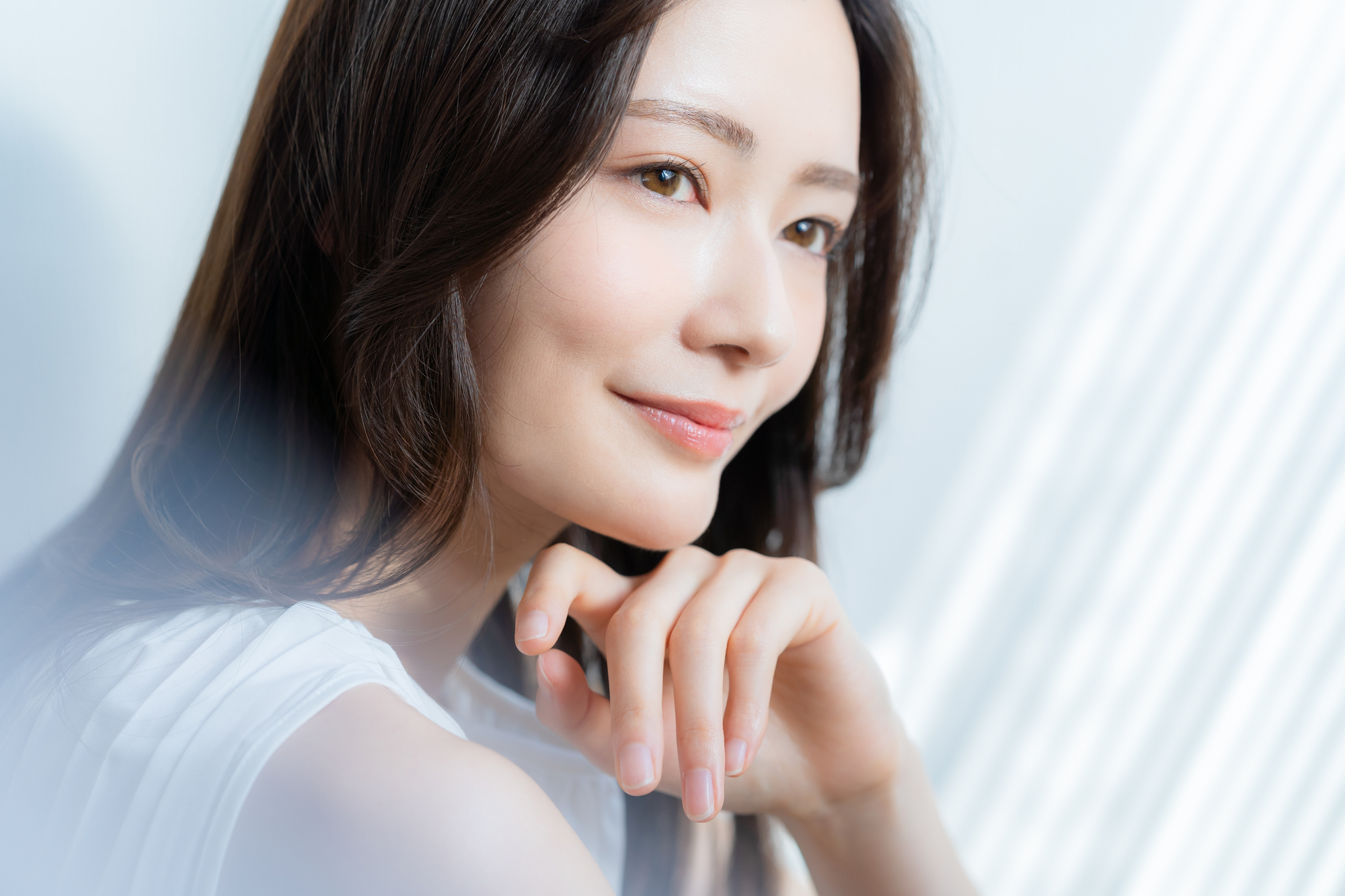 透明感のあるクールな女性