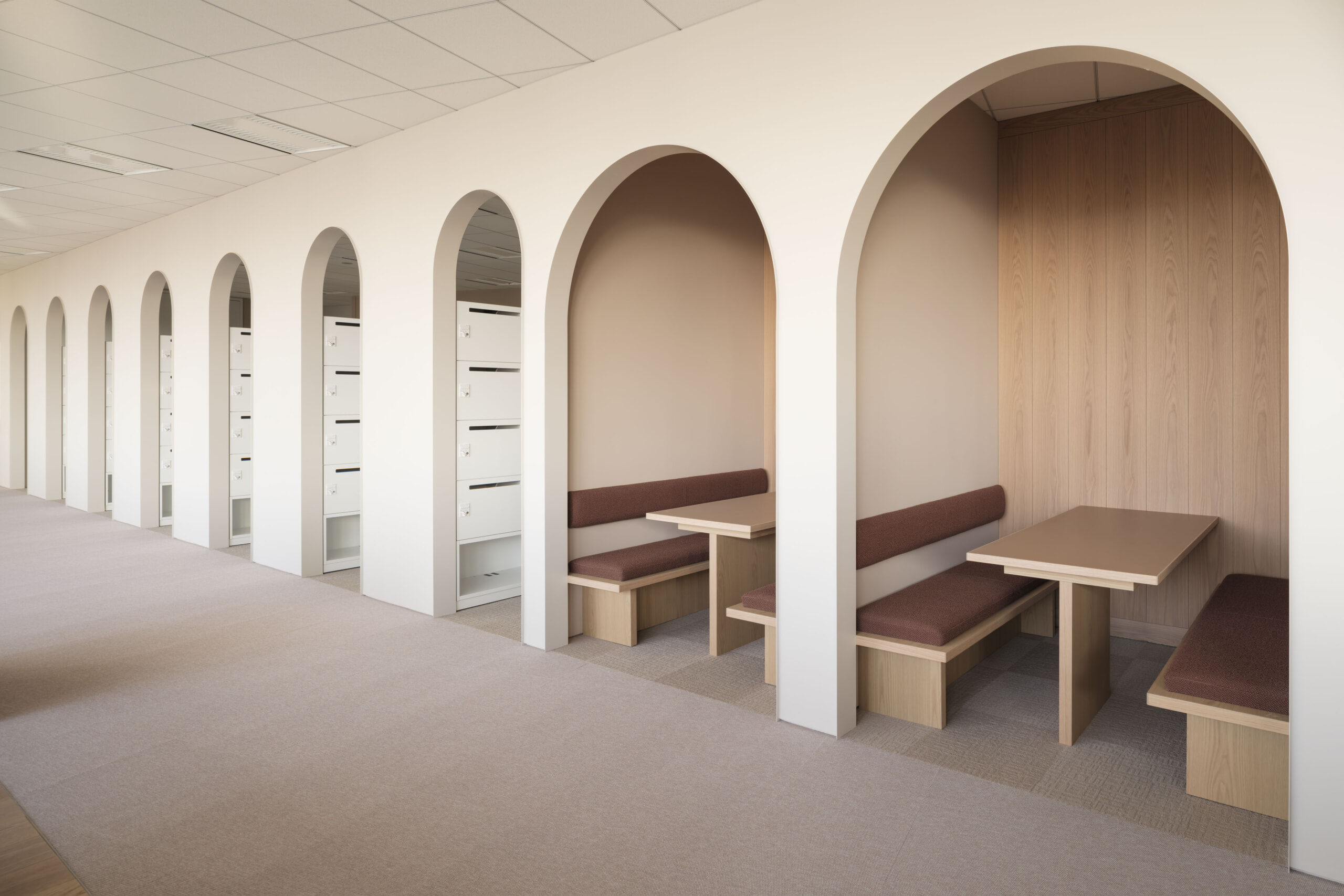 プレミアアンチエイジング_オフィス紹介_休憩スペース,ロッカーエリア