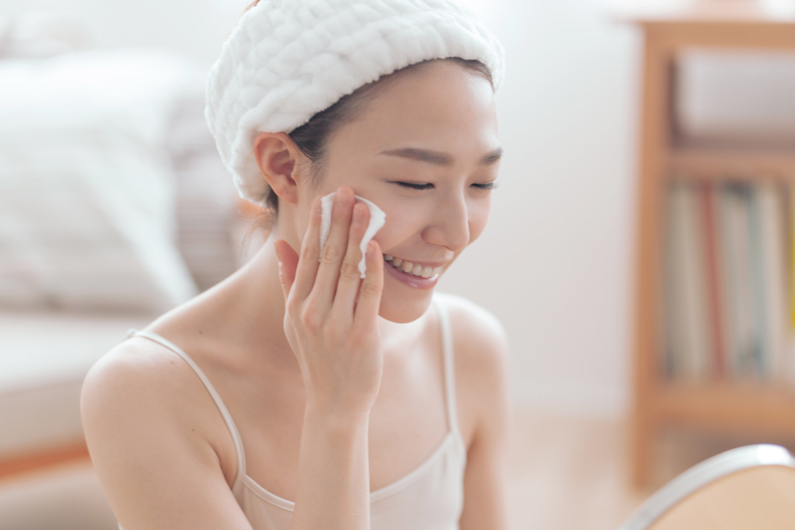 スキンケアする女性