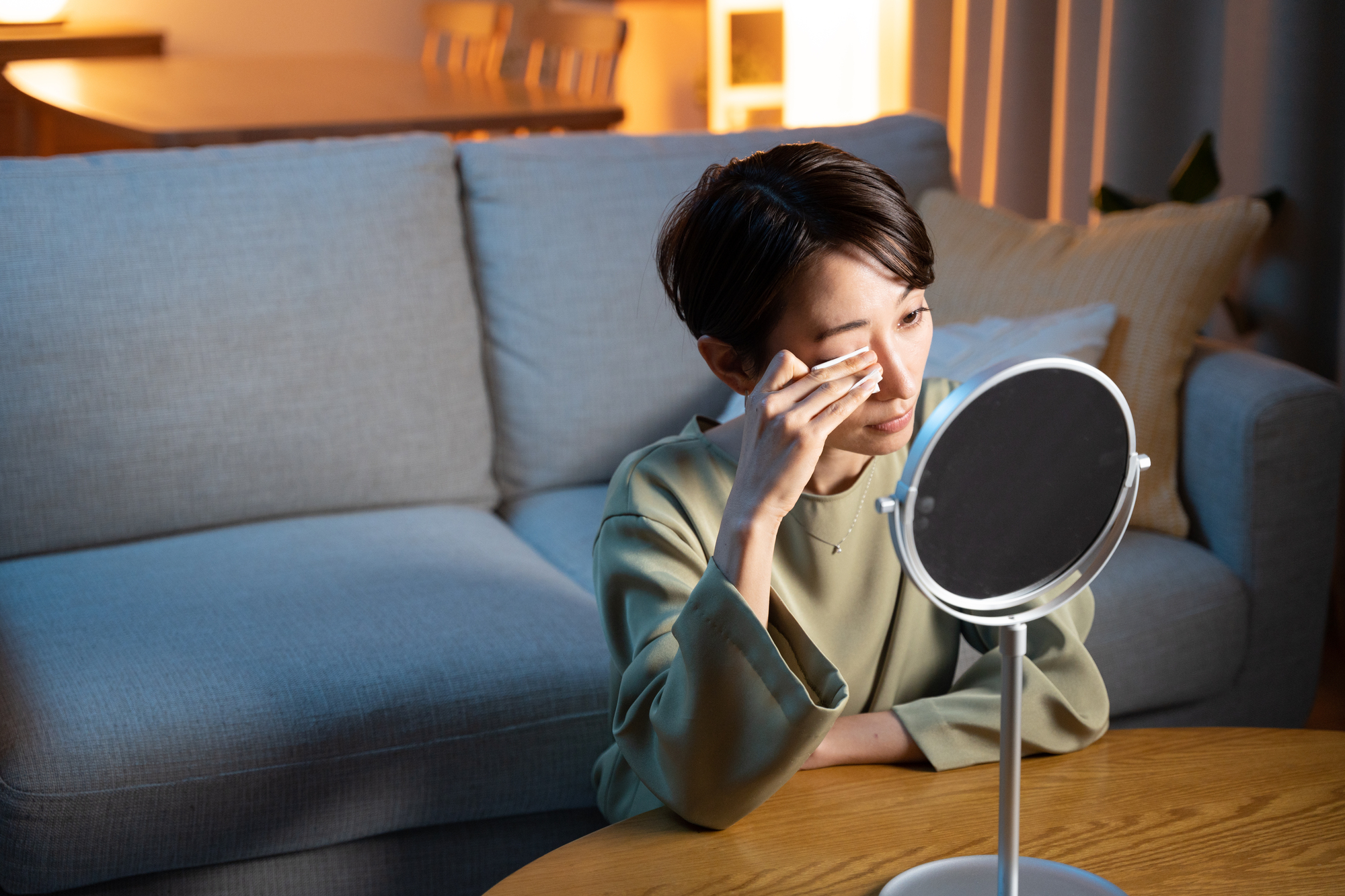 メイクを拭き取る女性