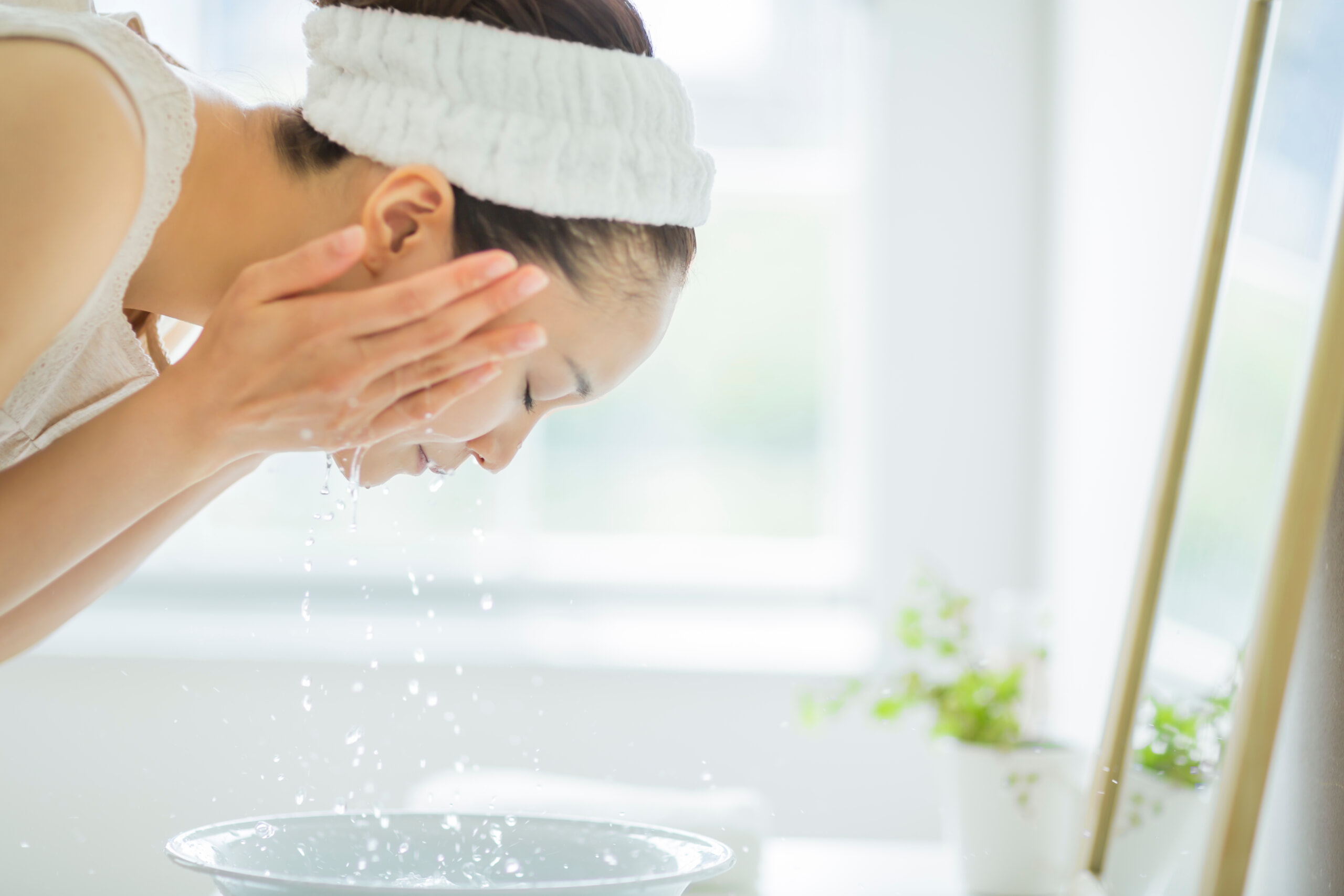 洗顔する女性