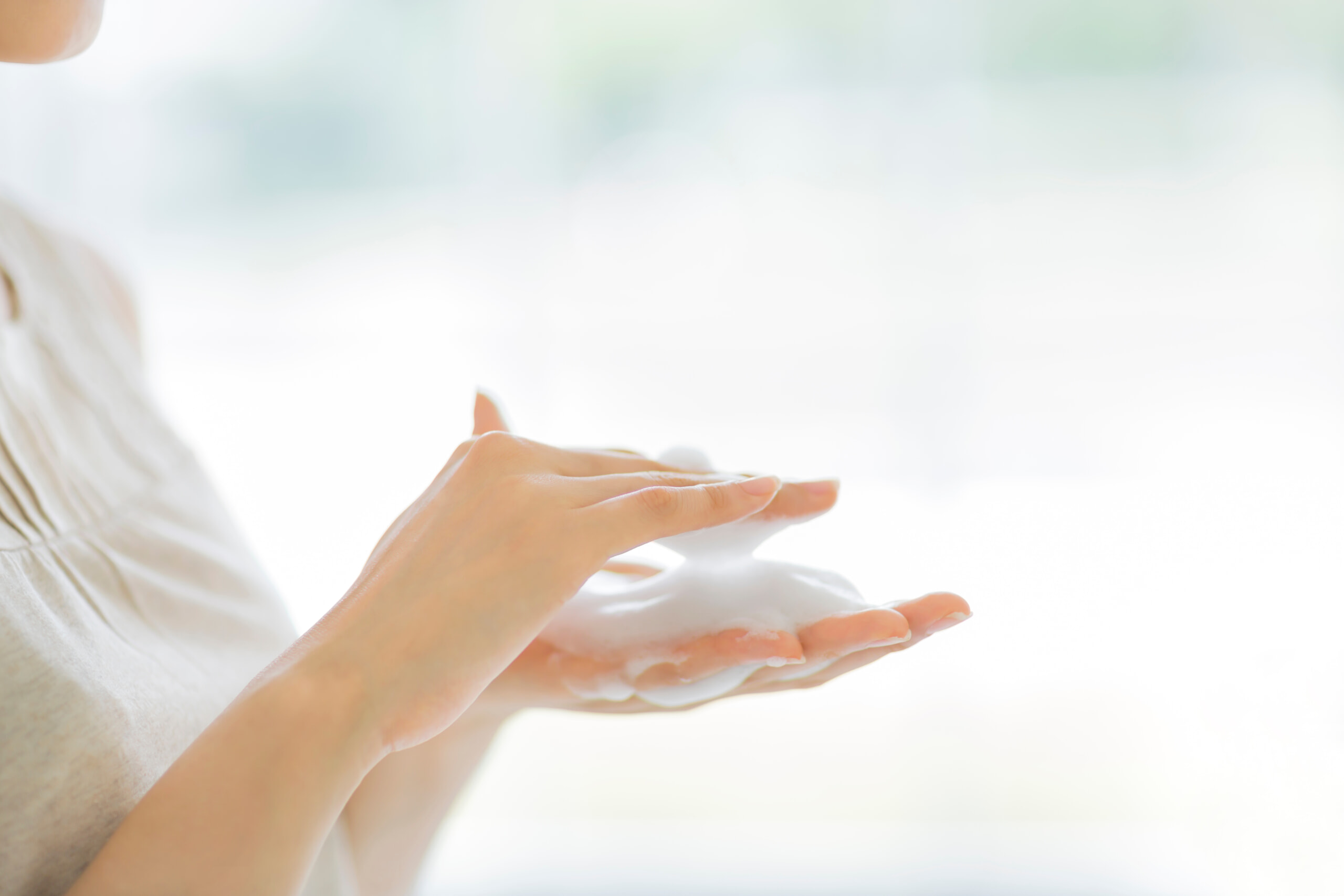 泡洗顔する手元