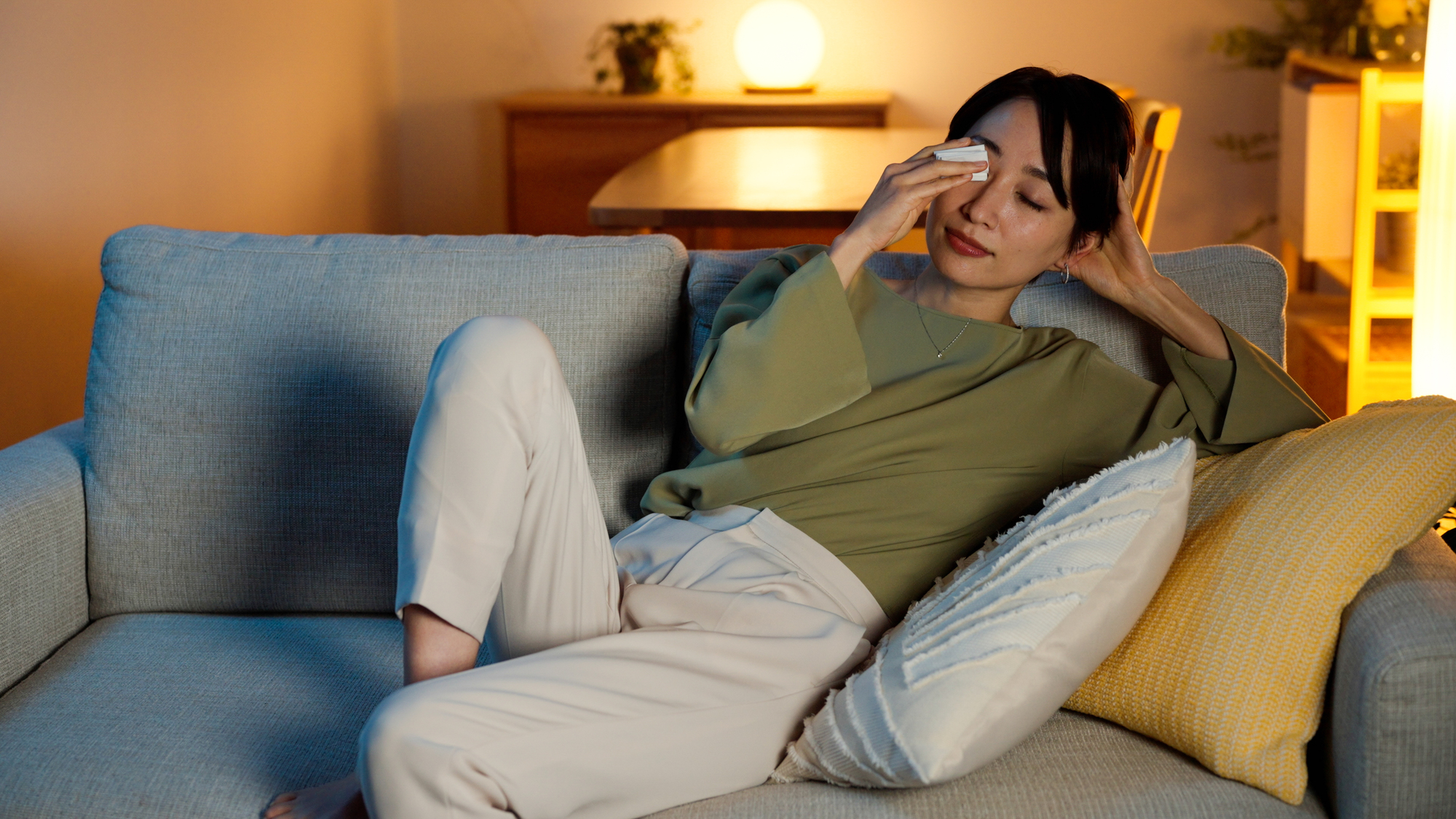 メイクを拭き取る女性