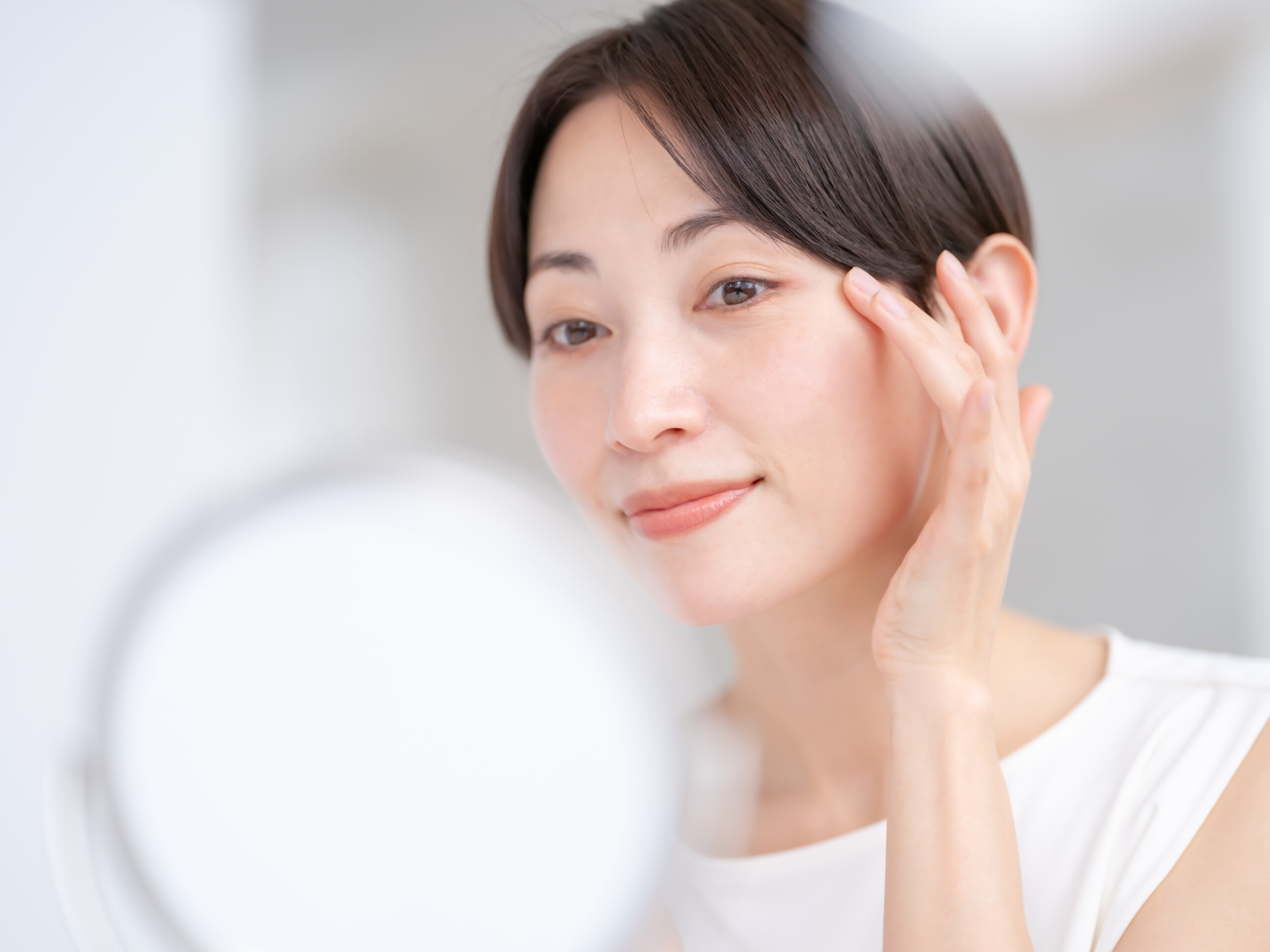 鏡を見る美肌の女性