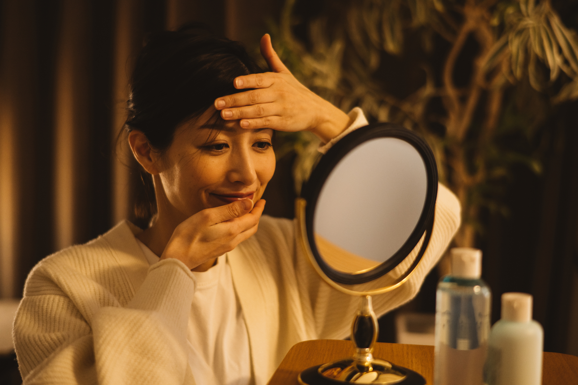 ナイトスキンケアする女性