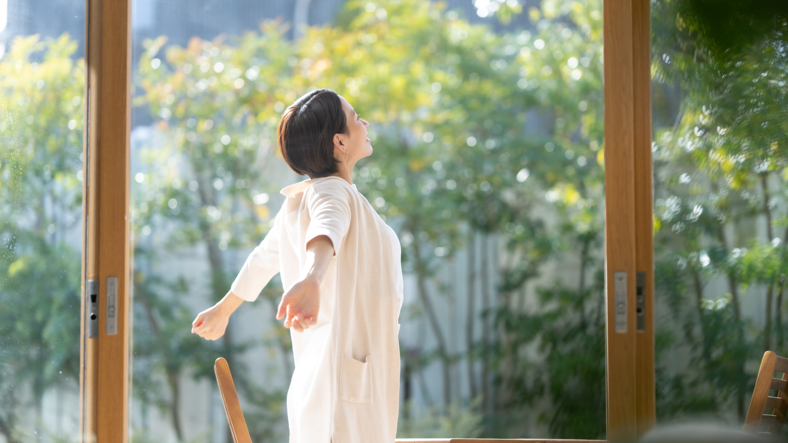 伸びをする女性