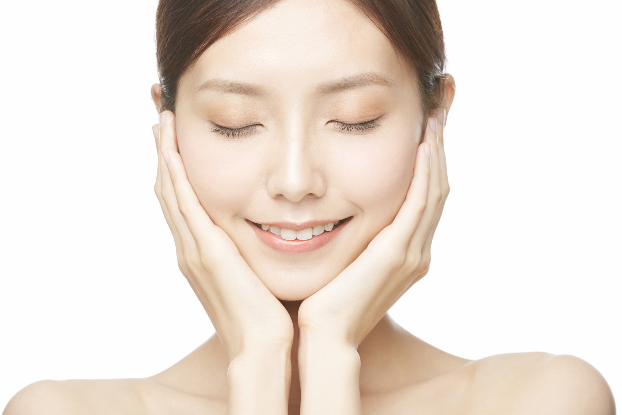 両手を頬にあてうっとりする女性