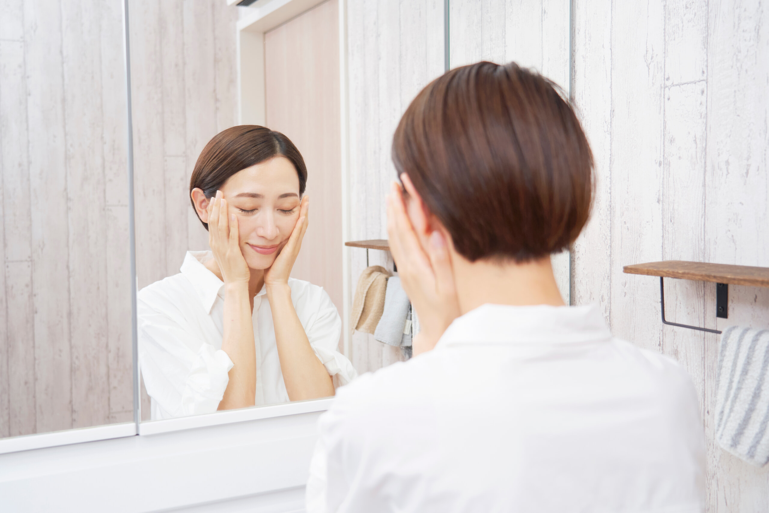 スキンケア(ハンドプレス)する女性