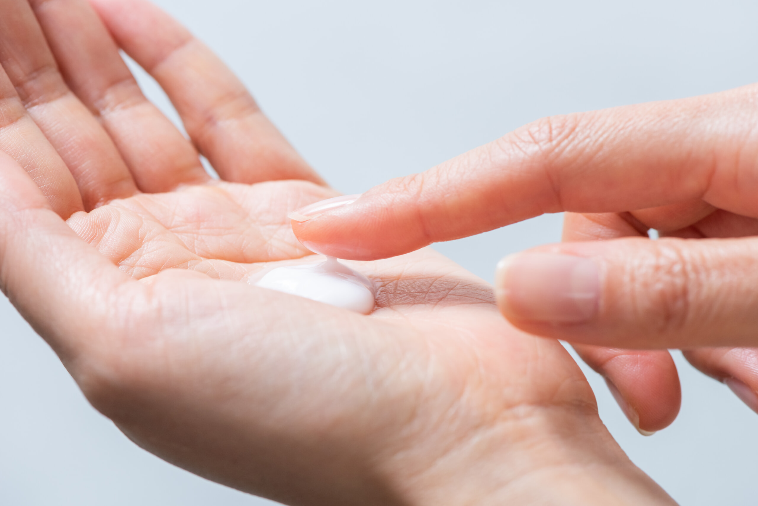 乳液をとる手元