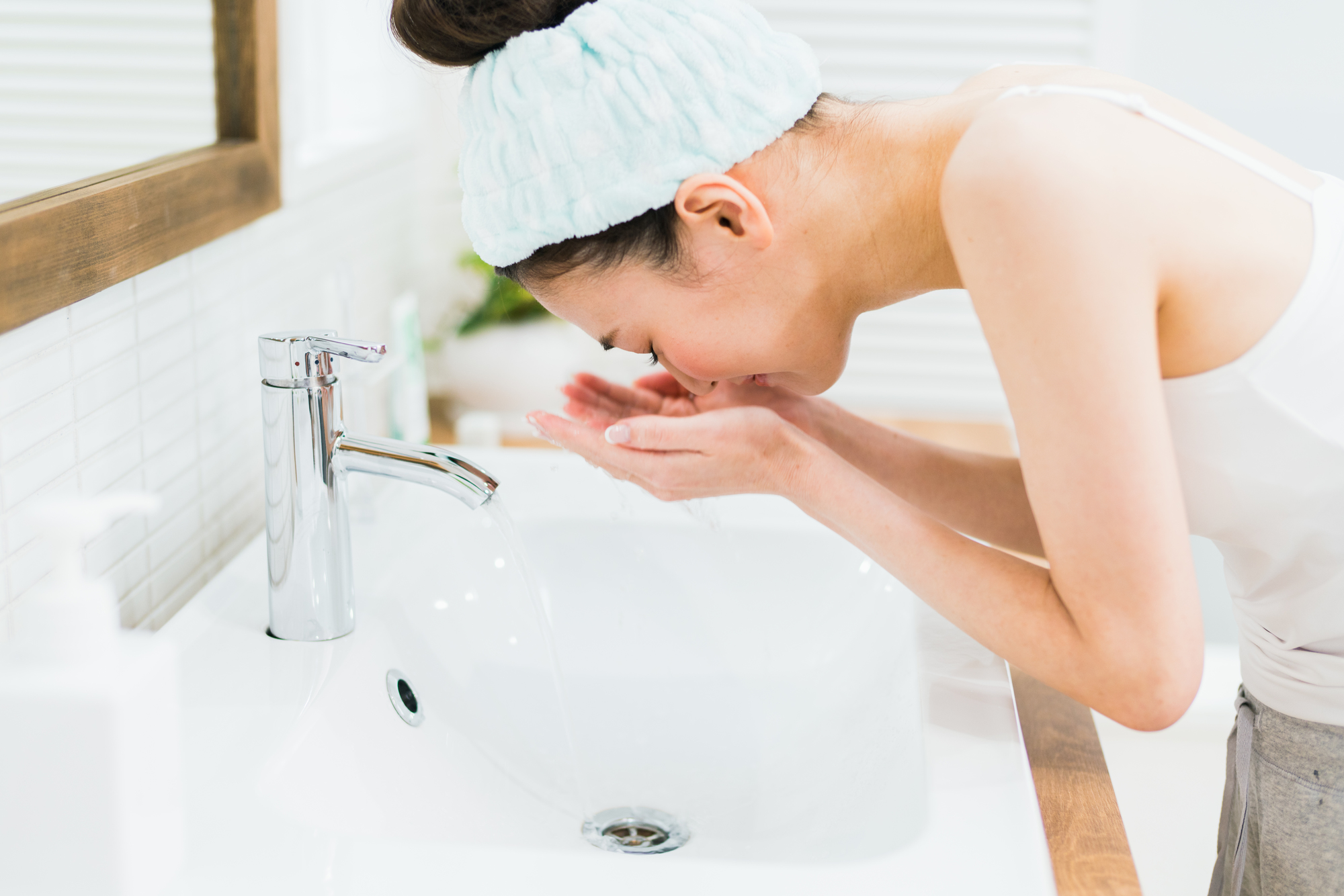 洗顔する女性