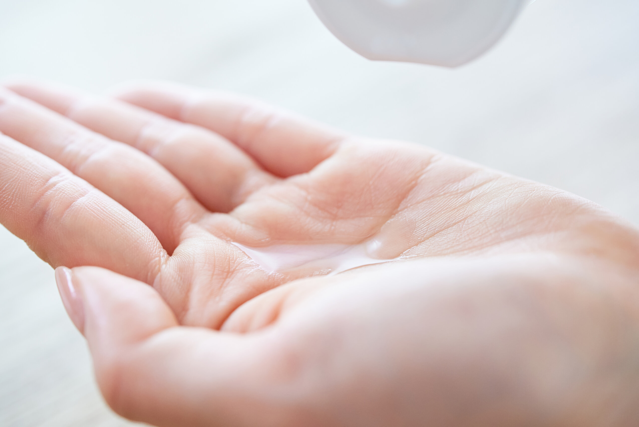 化粧水をとる手元