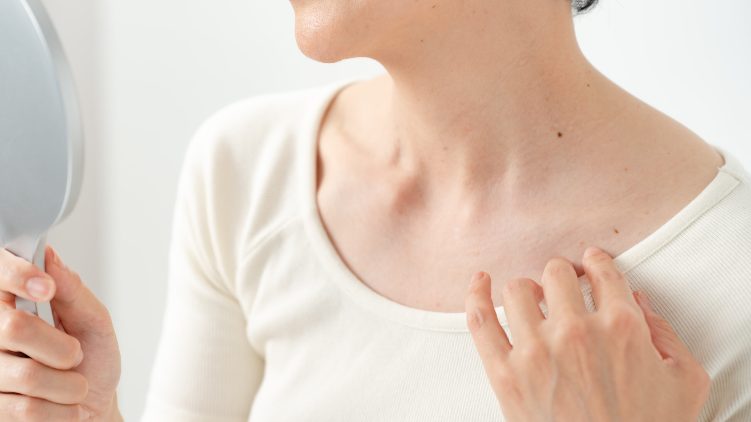 鎖骨を見る女性