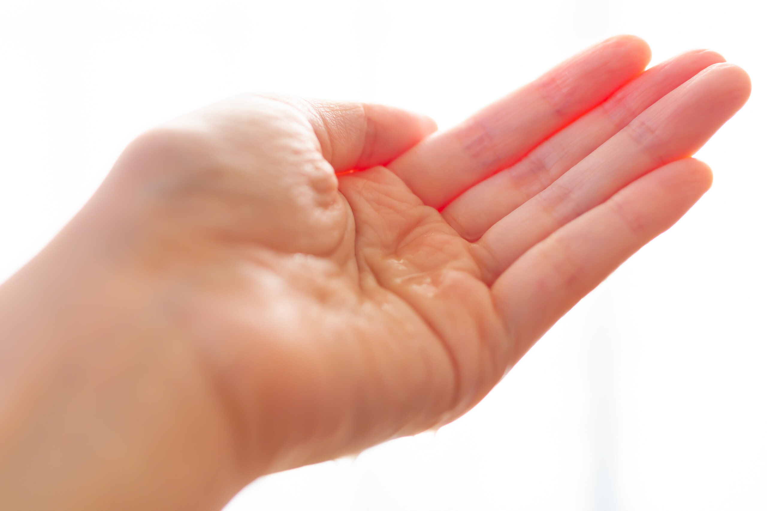 化粧水をとった手元