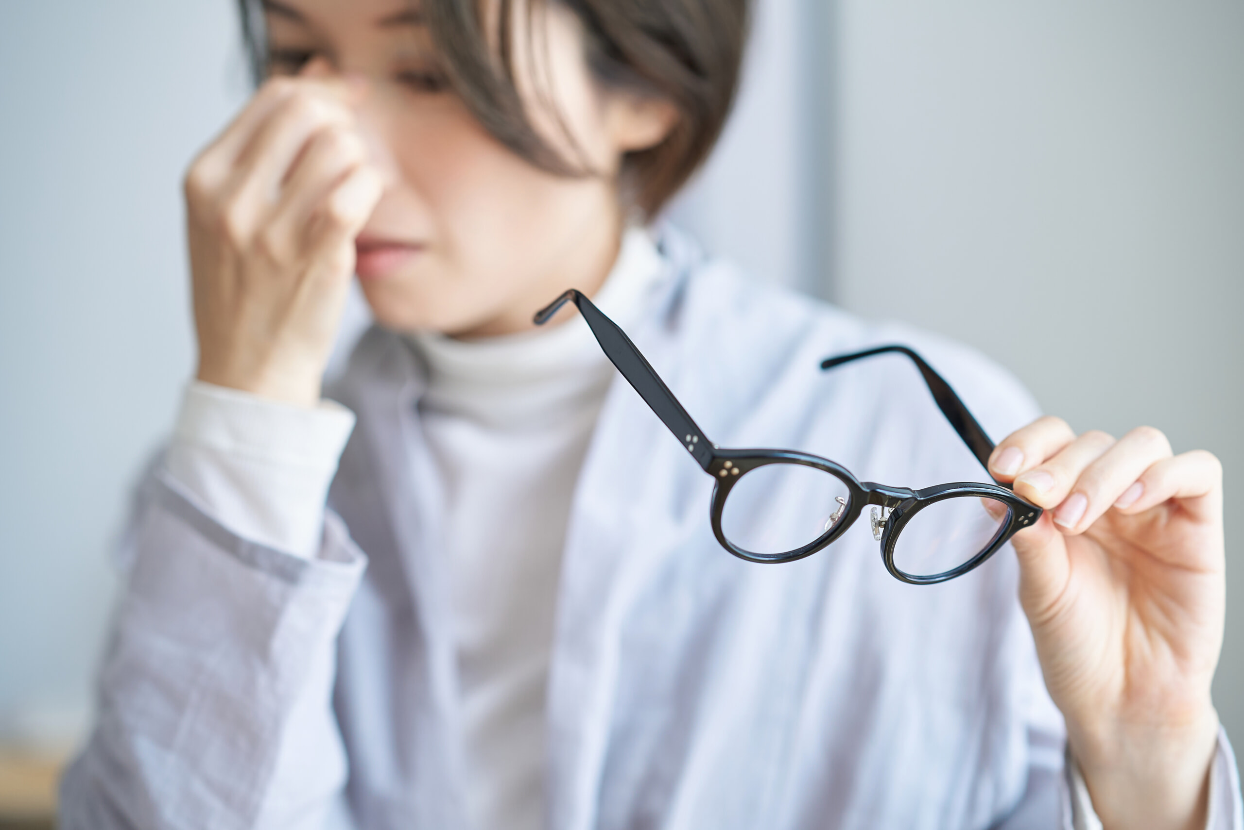 眼精疲労に悩む女性