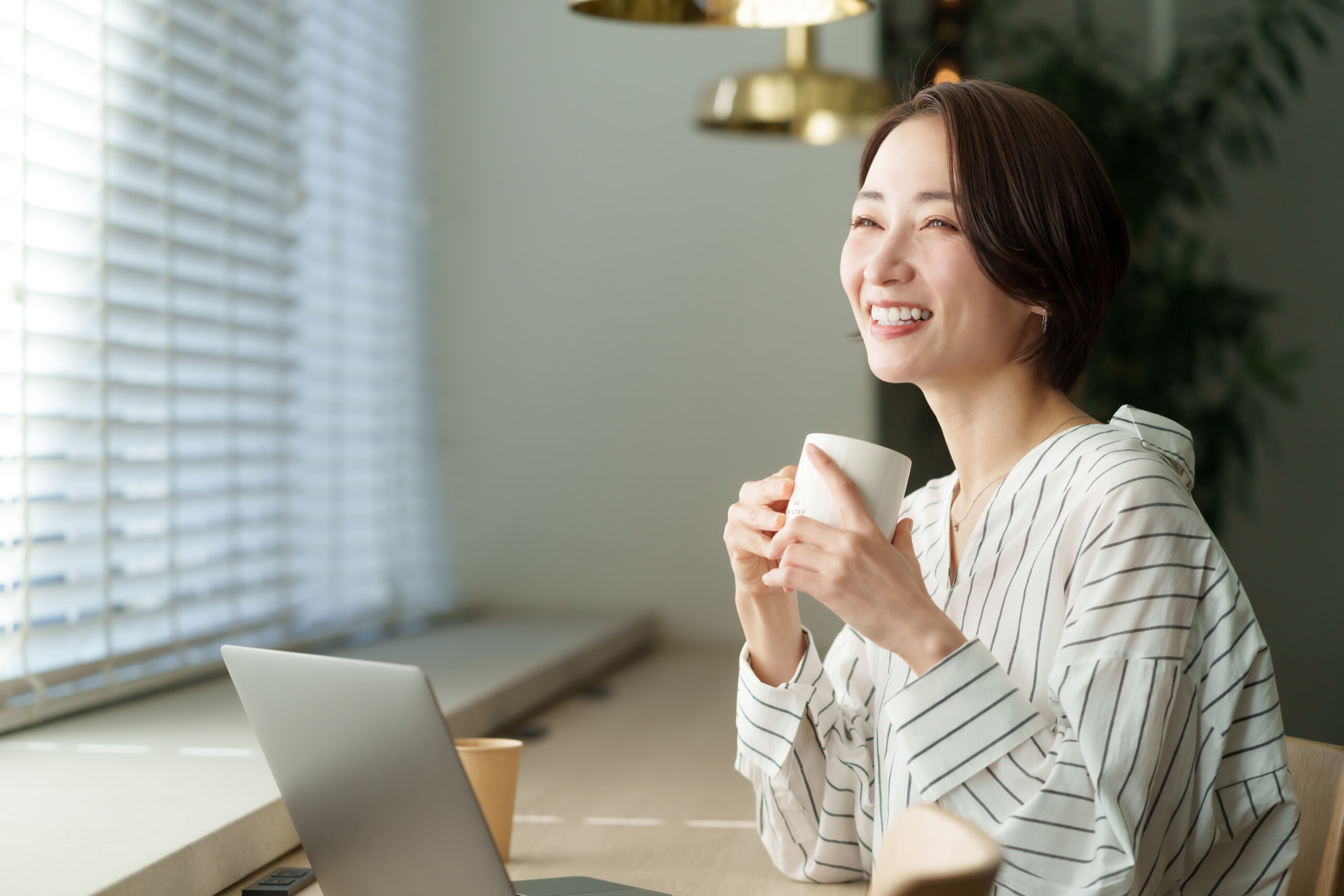 ホットドリンクを飲む女性