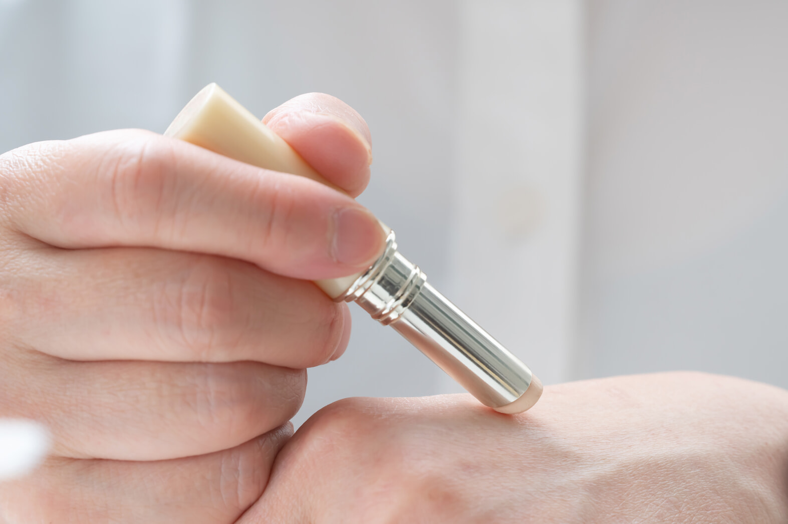 コンシーラーを塗る手元