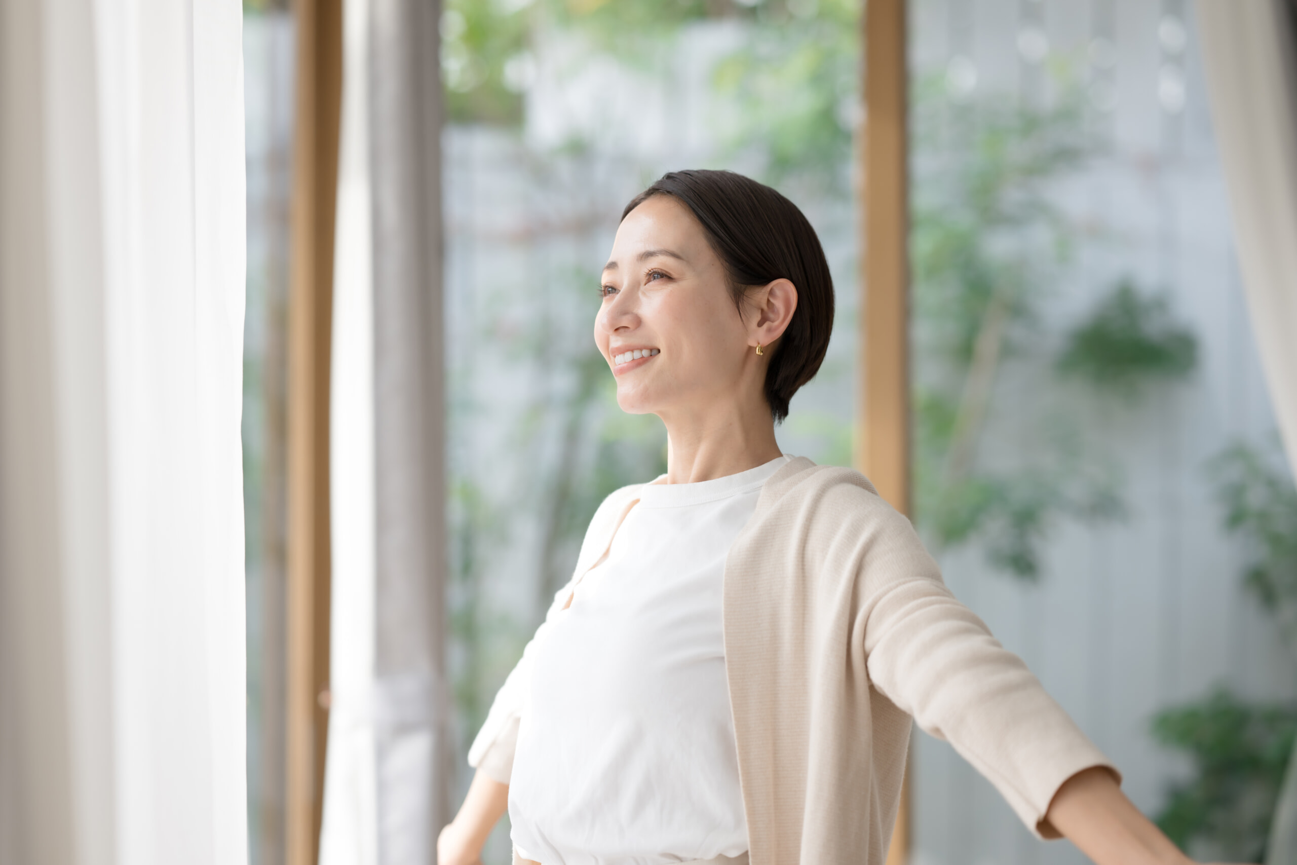 部屋で深呼吸する爽やかな女性