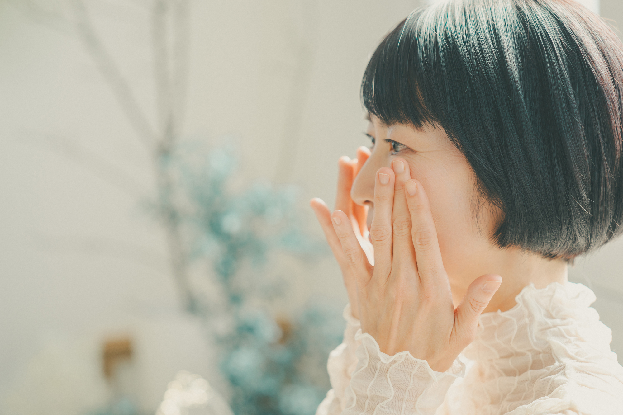 目元をケアする女性
