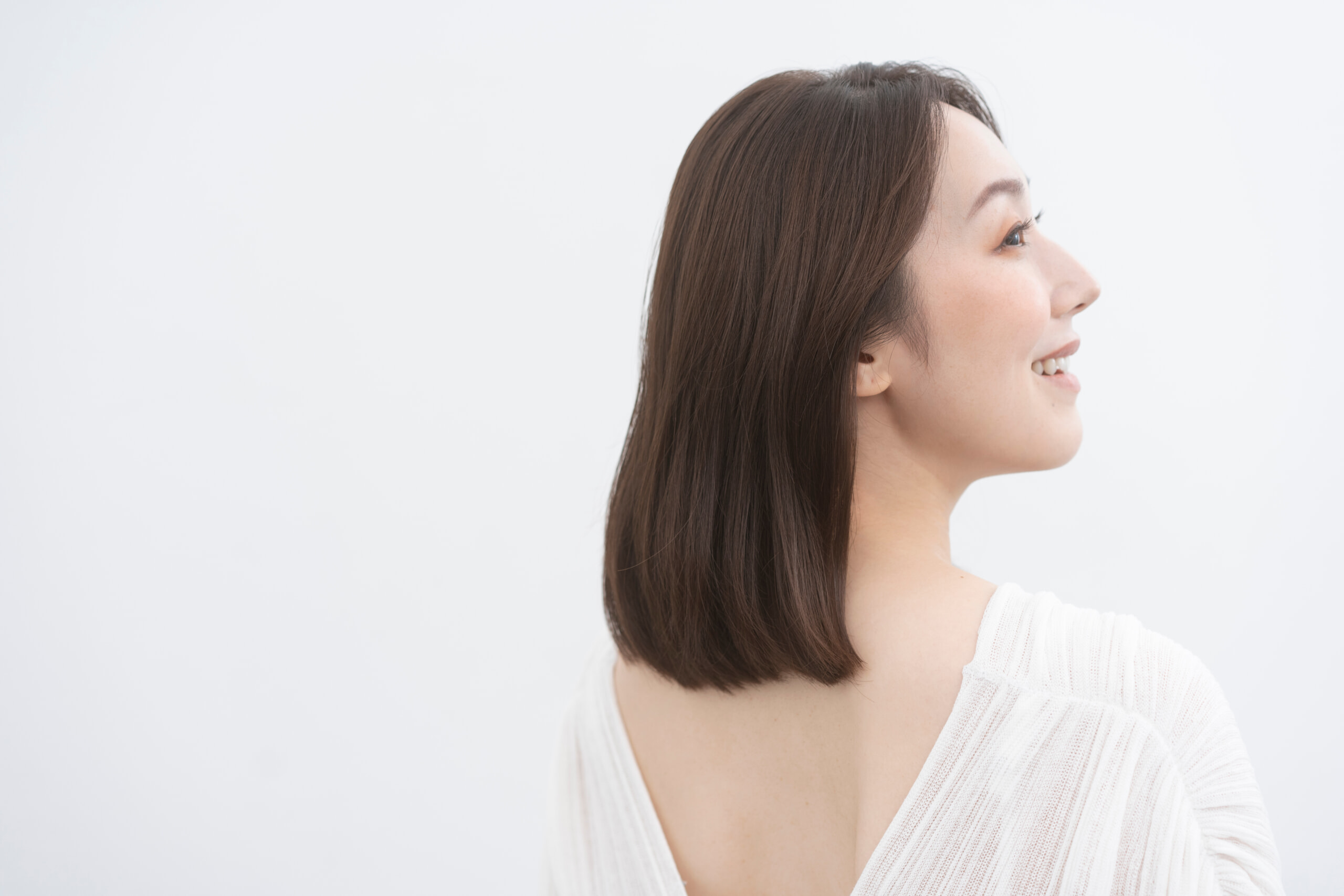 美髪女性のうしろ姿