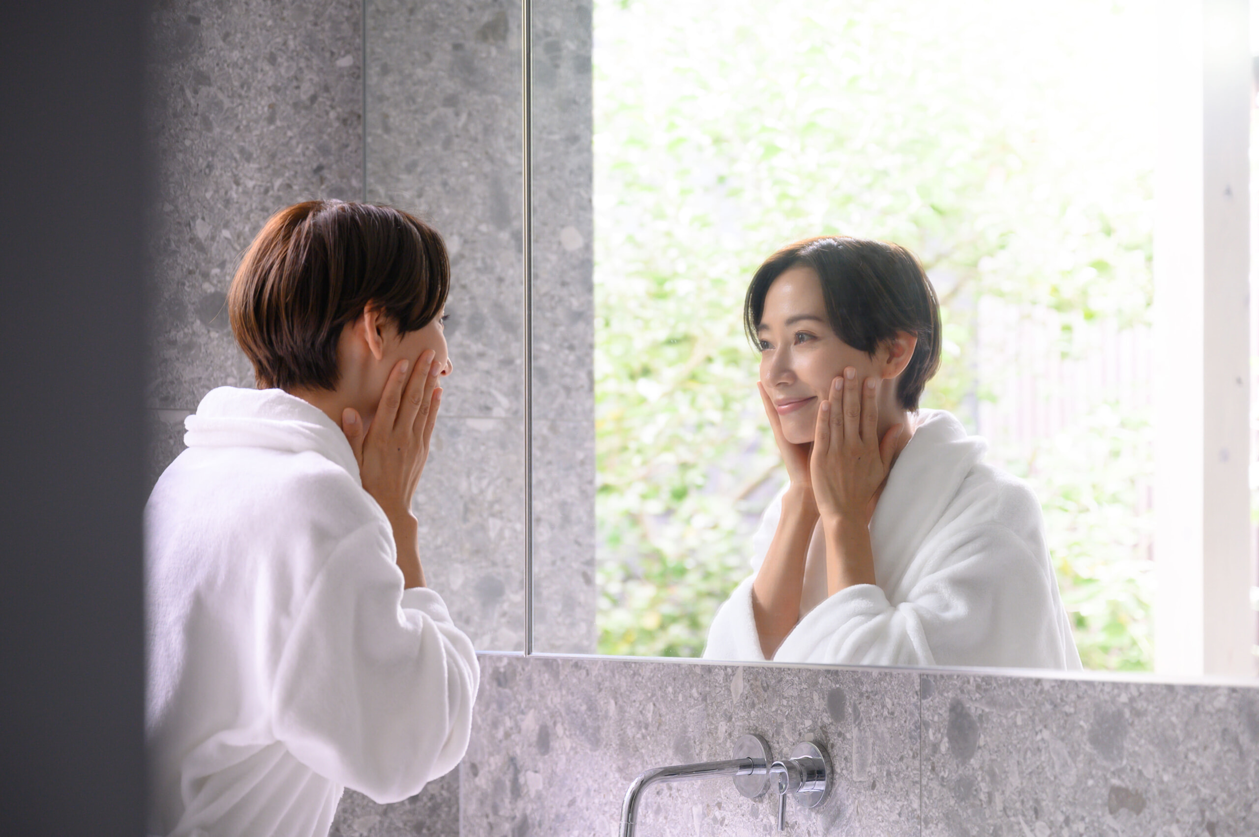 肌チェックする女性