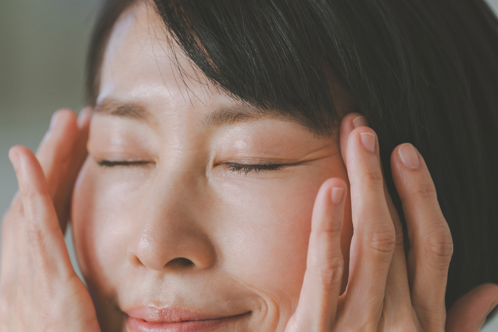 目元をマッサージする女性