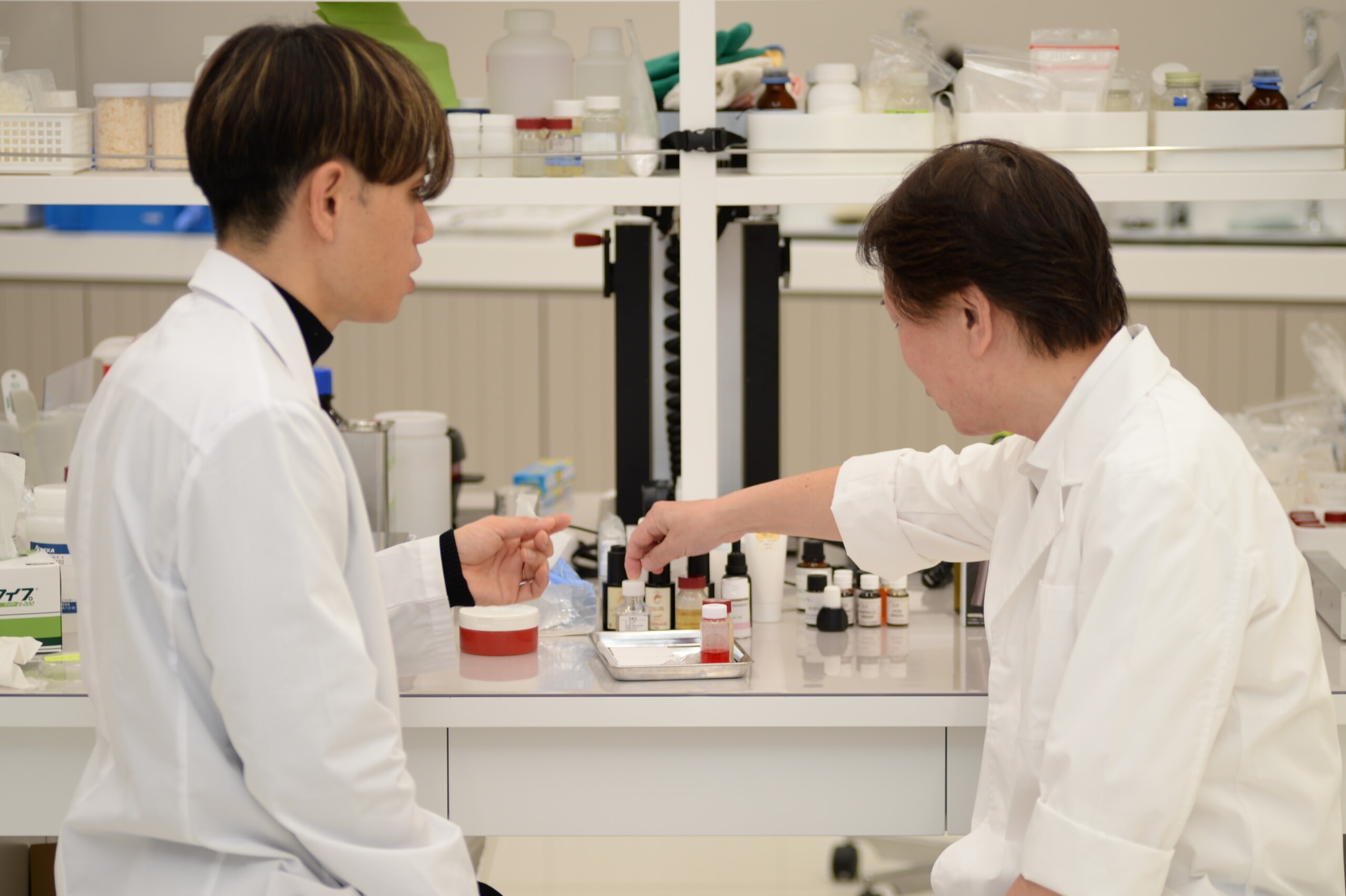 ラボで研究中の松尾さんと林田さん