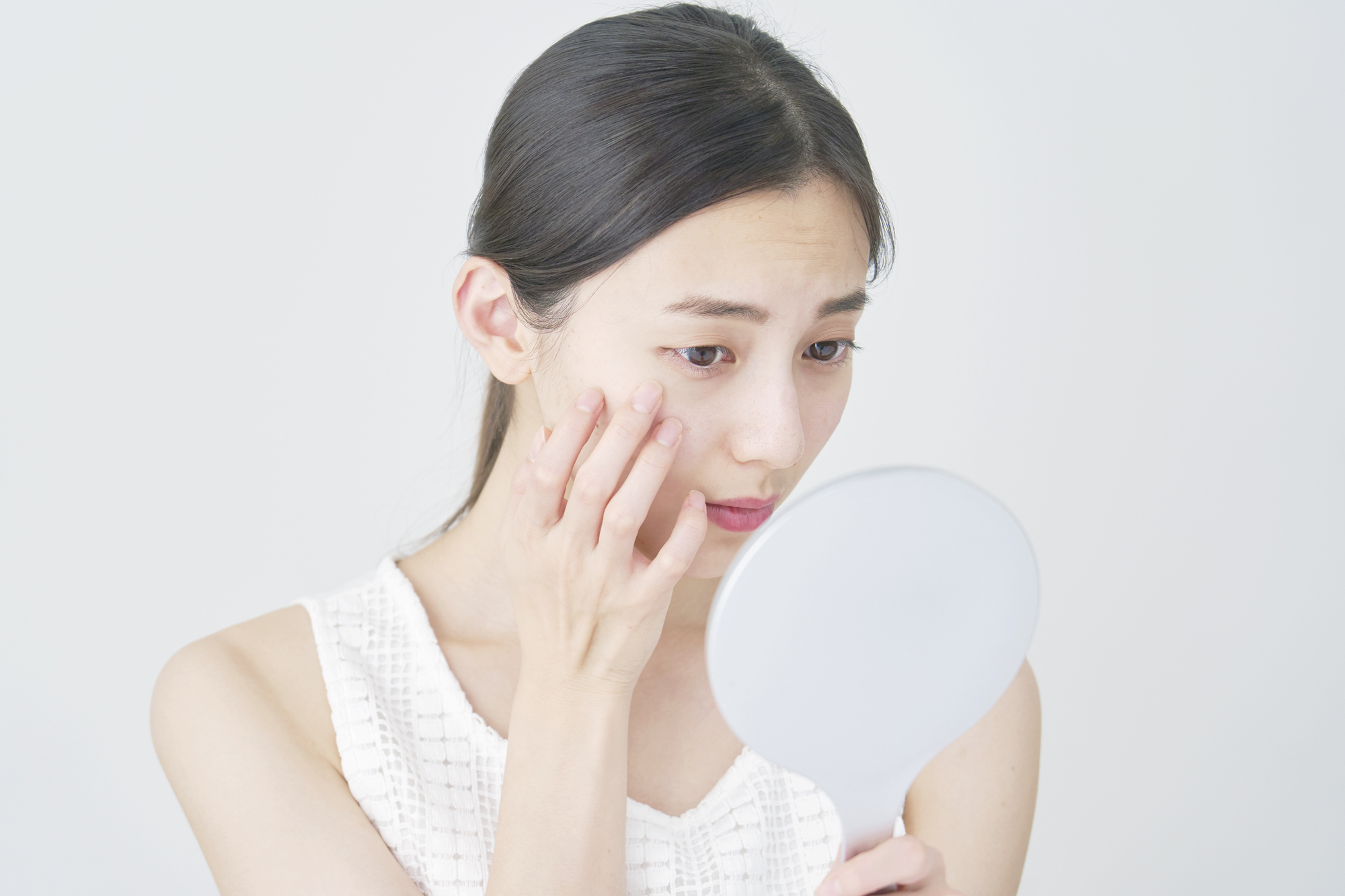 目元を気にする女性