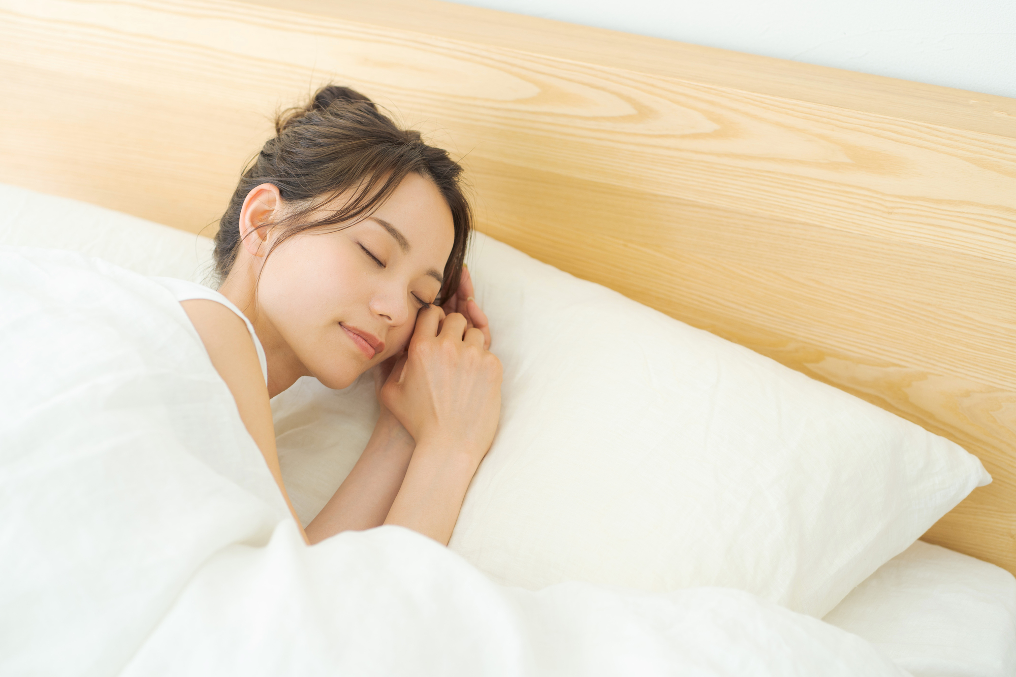 睡眠する女性