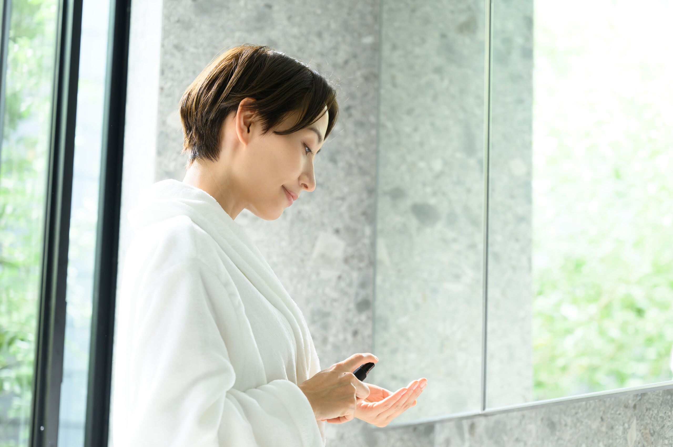 スキンケアする女性