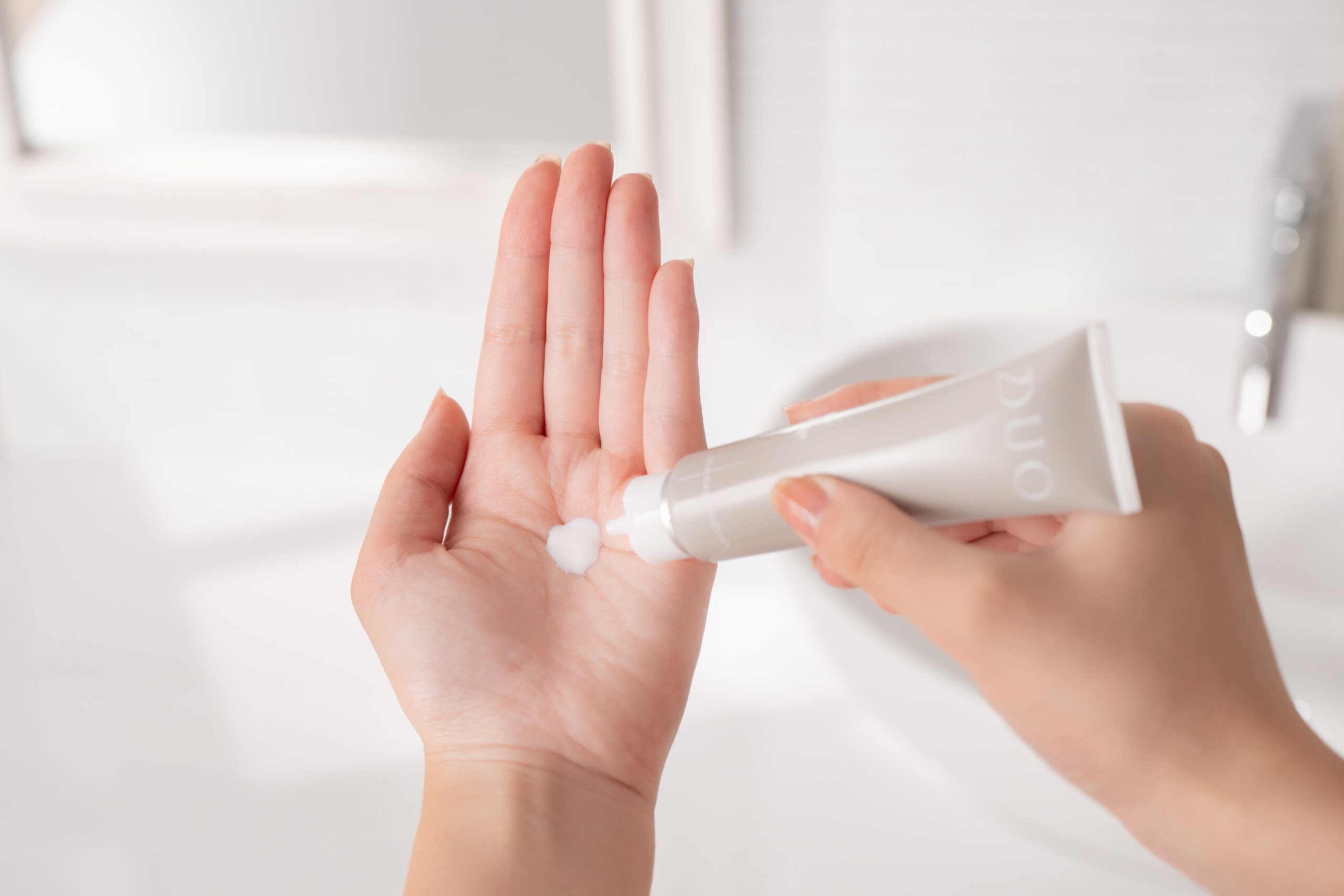 新チューブ型の使用イメージ_DUO ザ デイエマルジョン