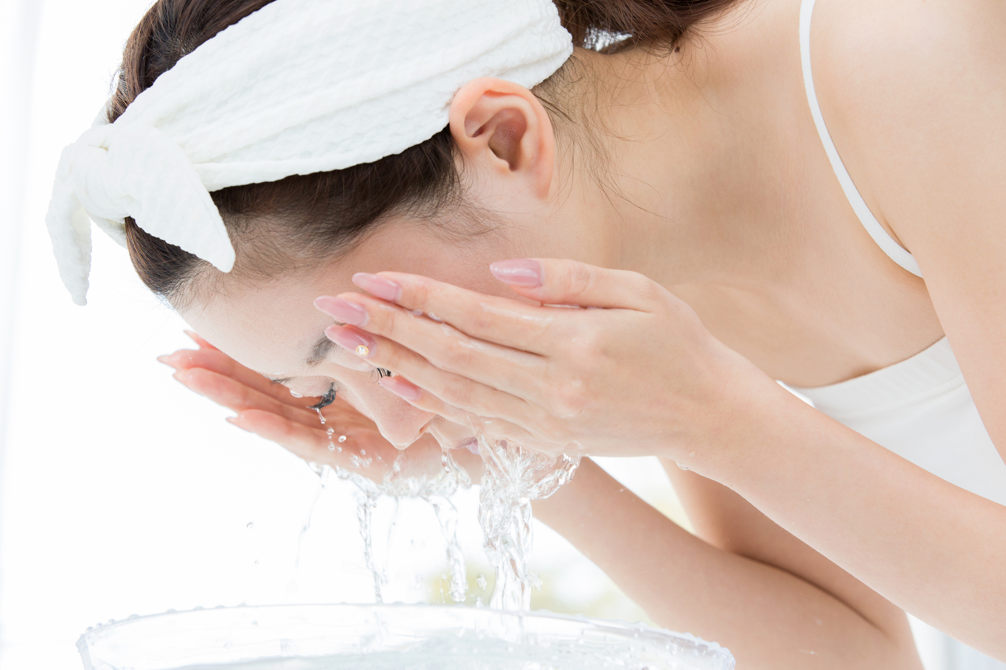 洗顔する女性