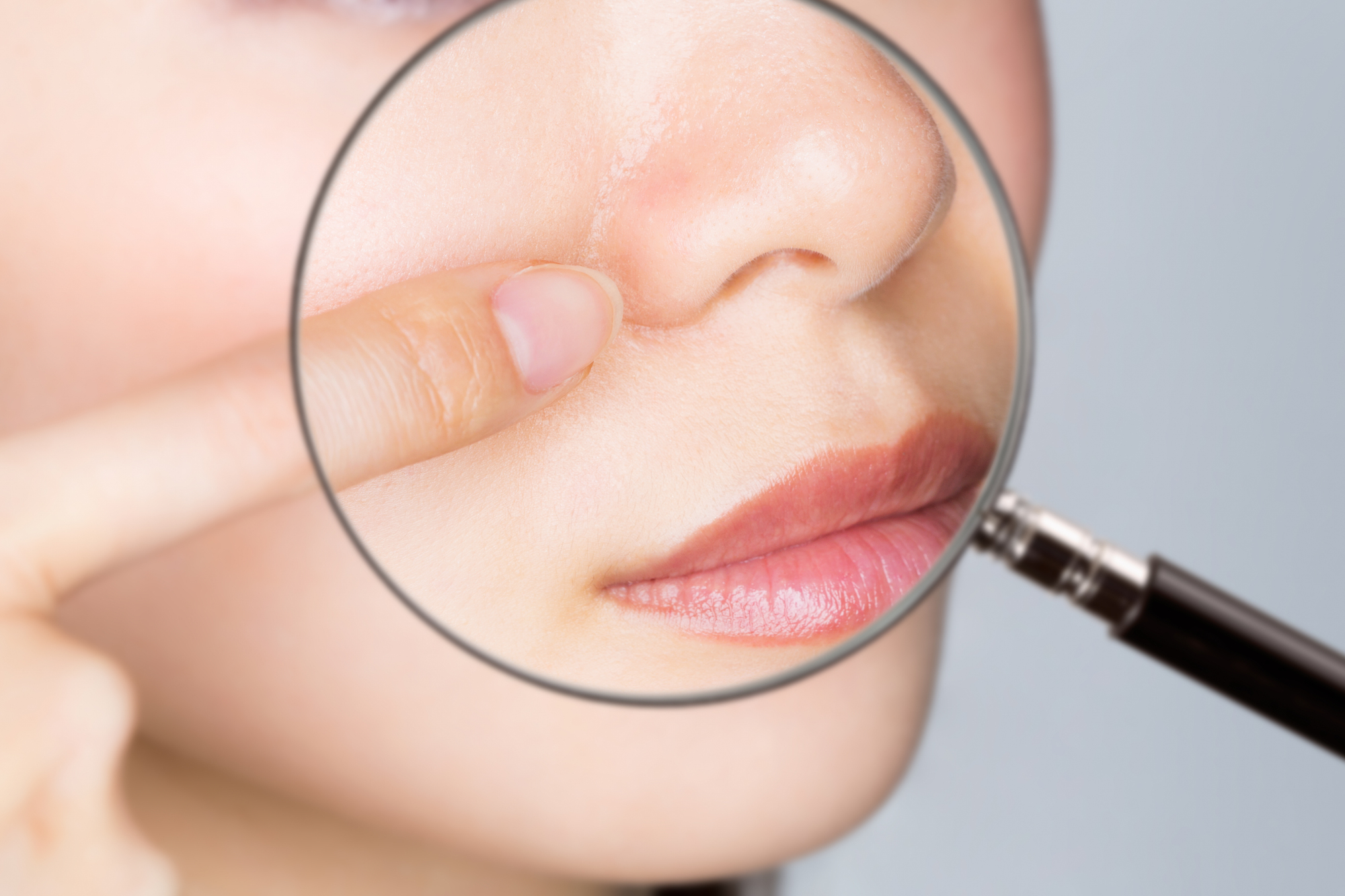 ルーペで拡大された女性の鼻