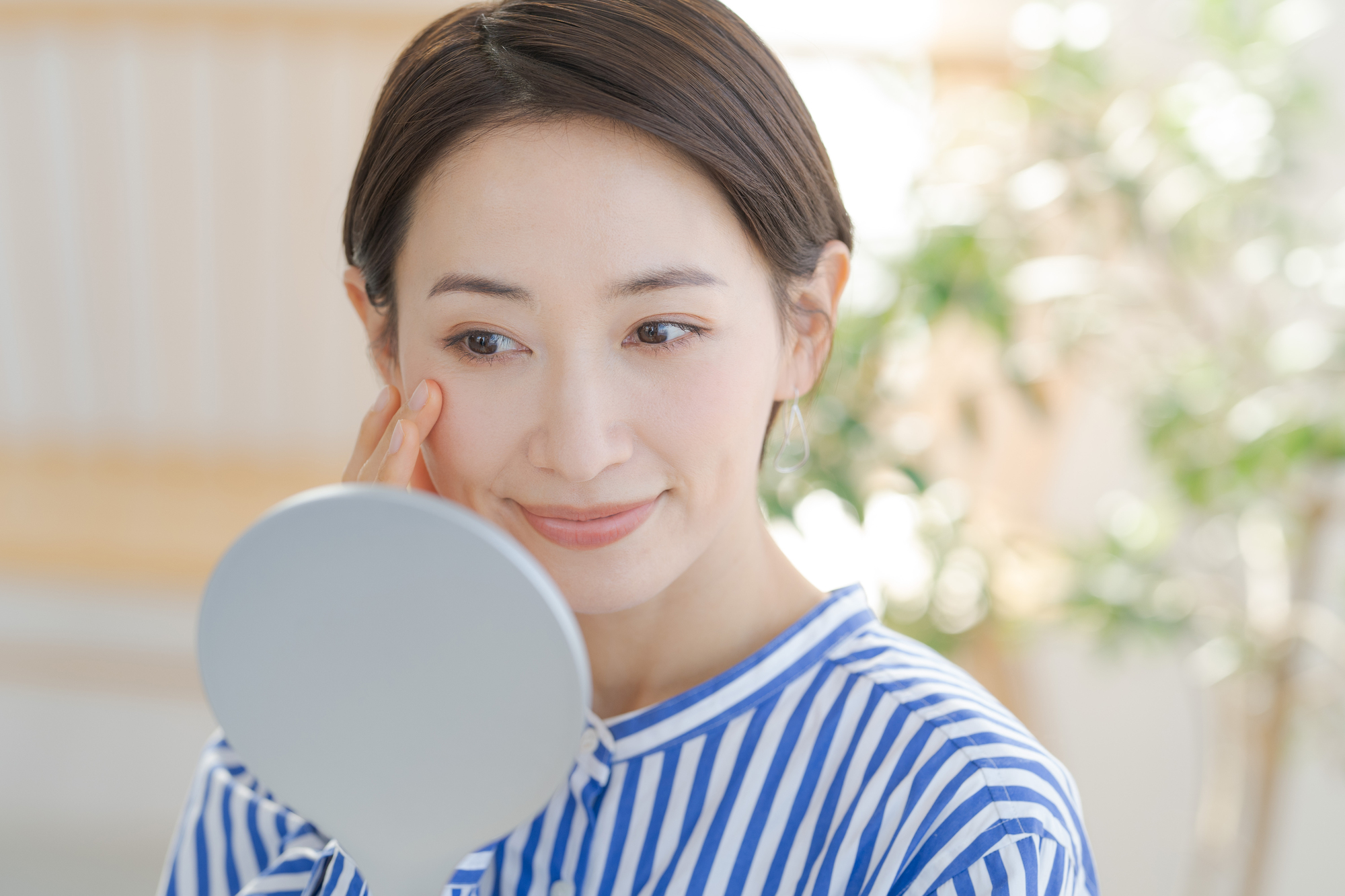 肌チェックする女性