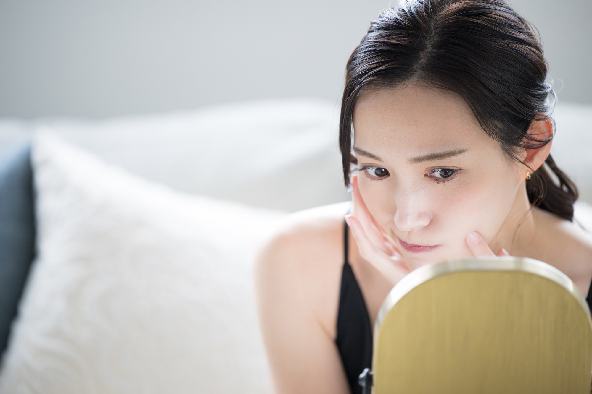 肌チェックする女性