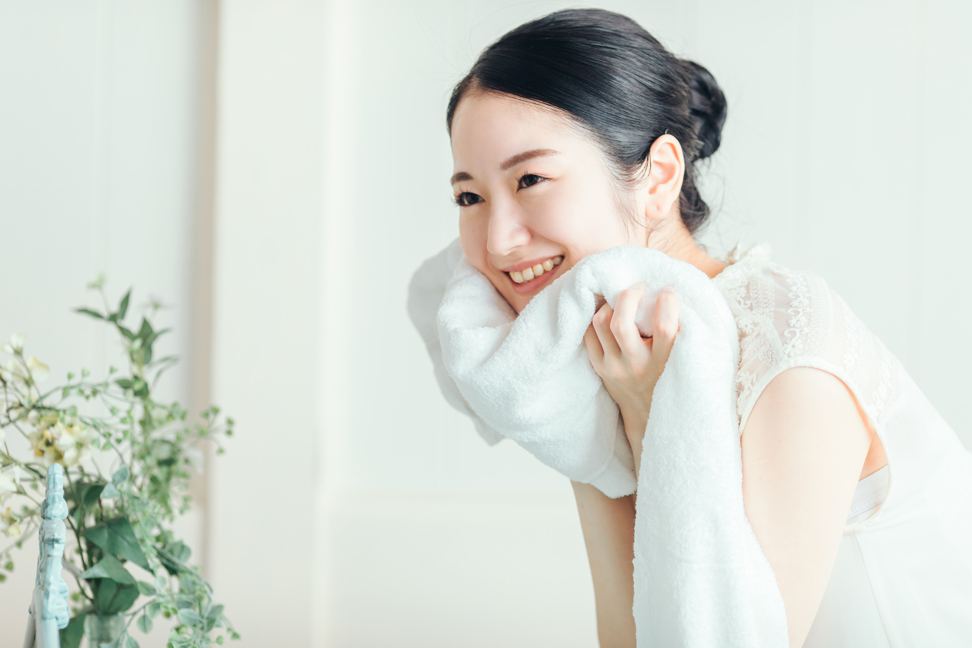 洗顔後にタオルで顔を拭く女性
