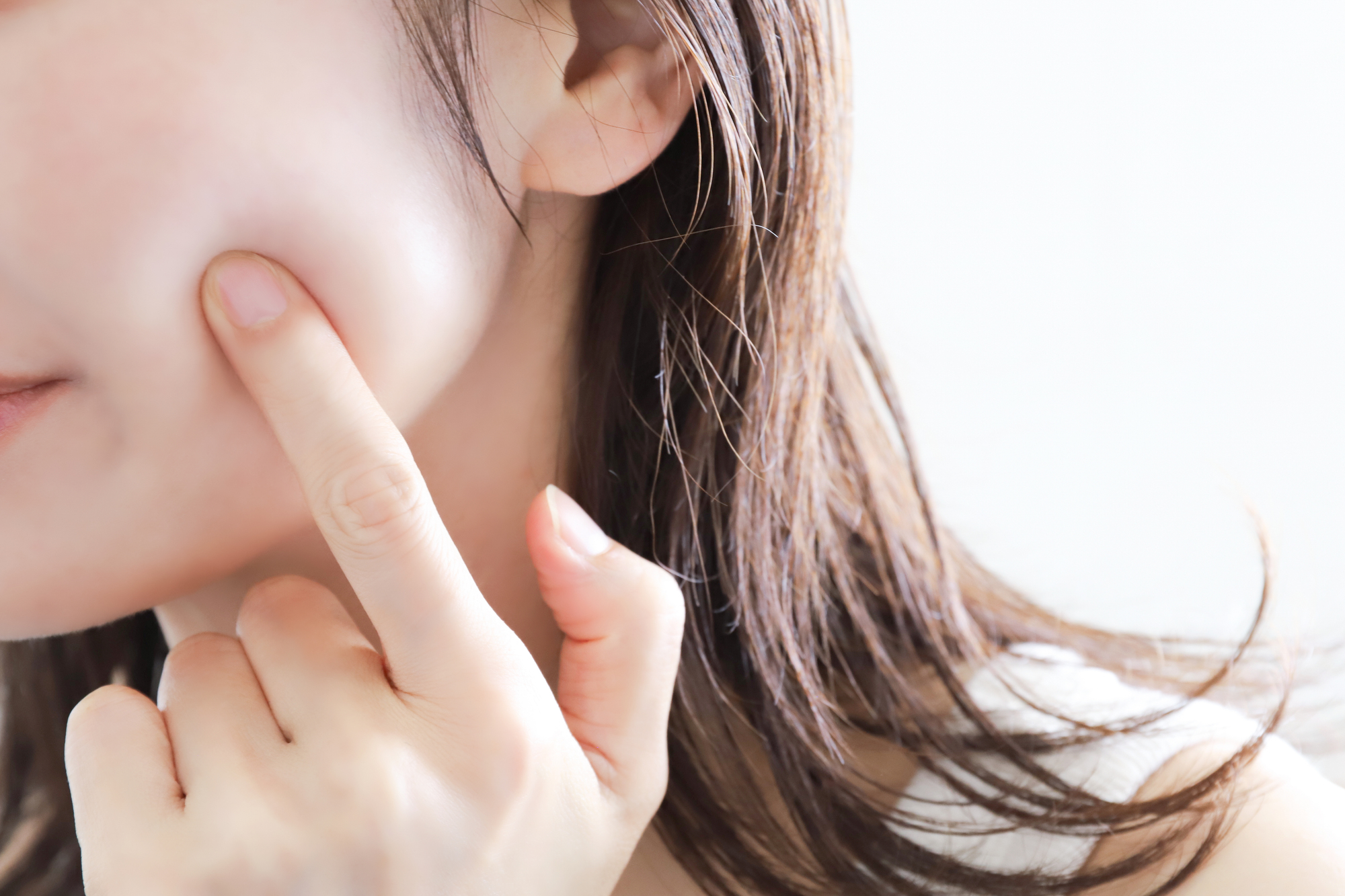 ハリのある女性の頬