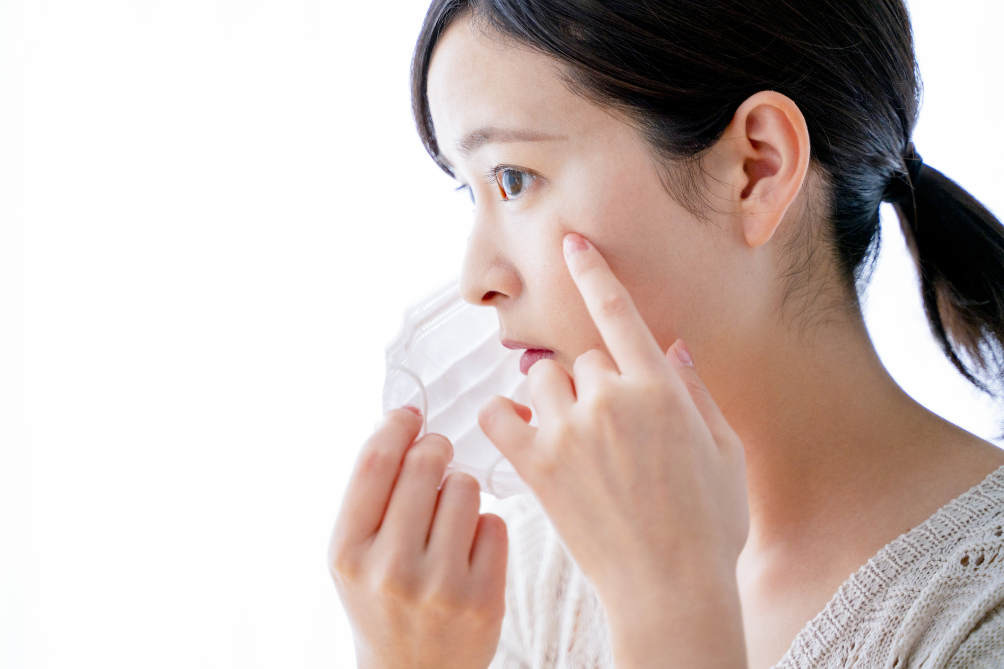 肌あれに悩む女性