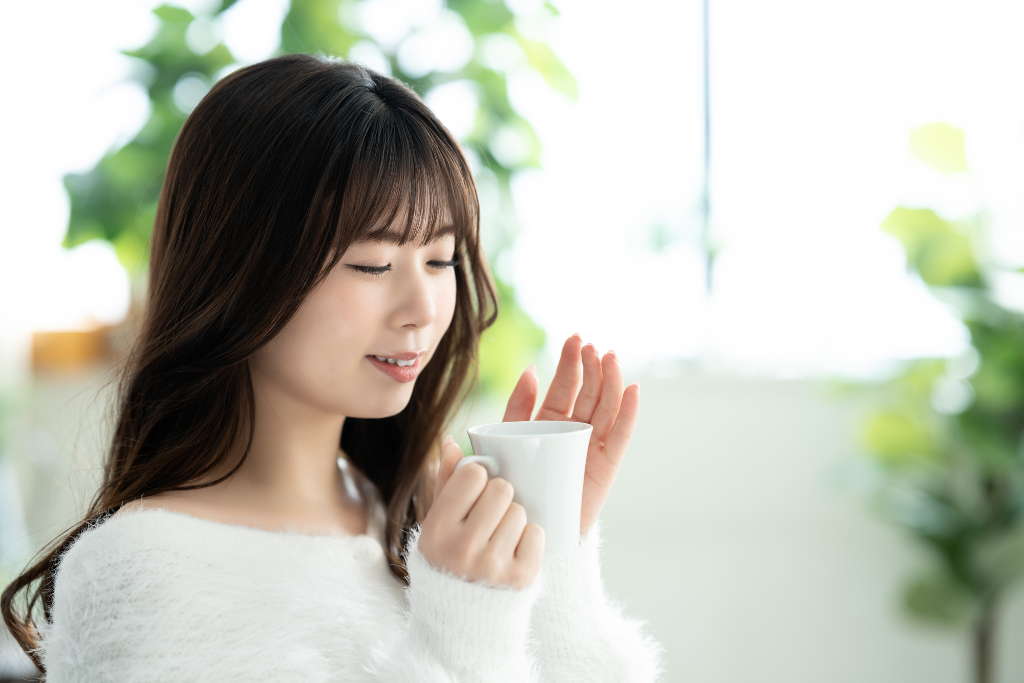 ホットドリンクを飲む女性