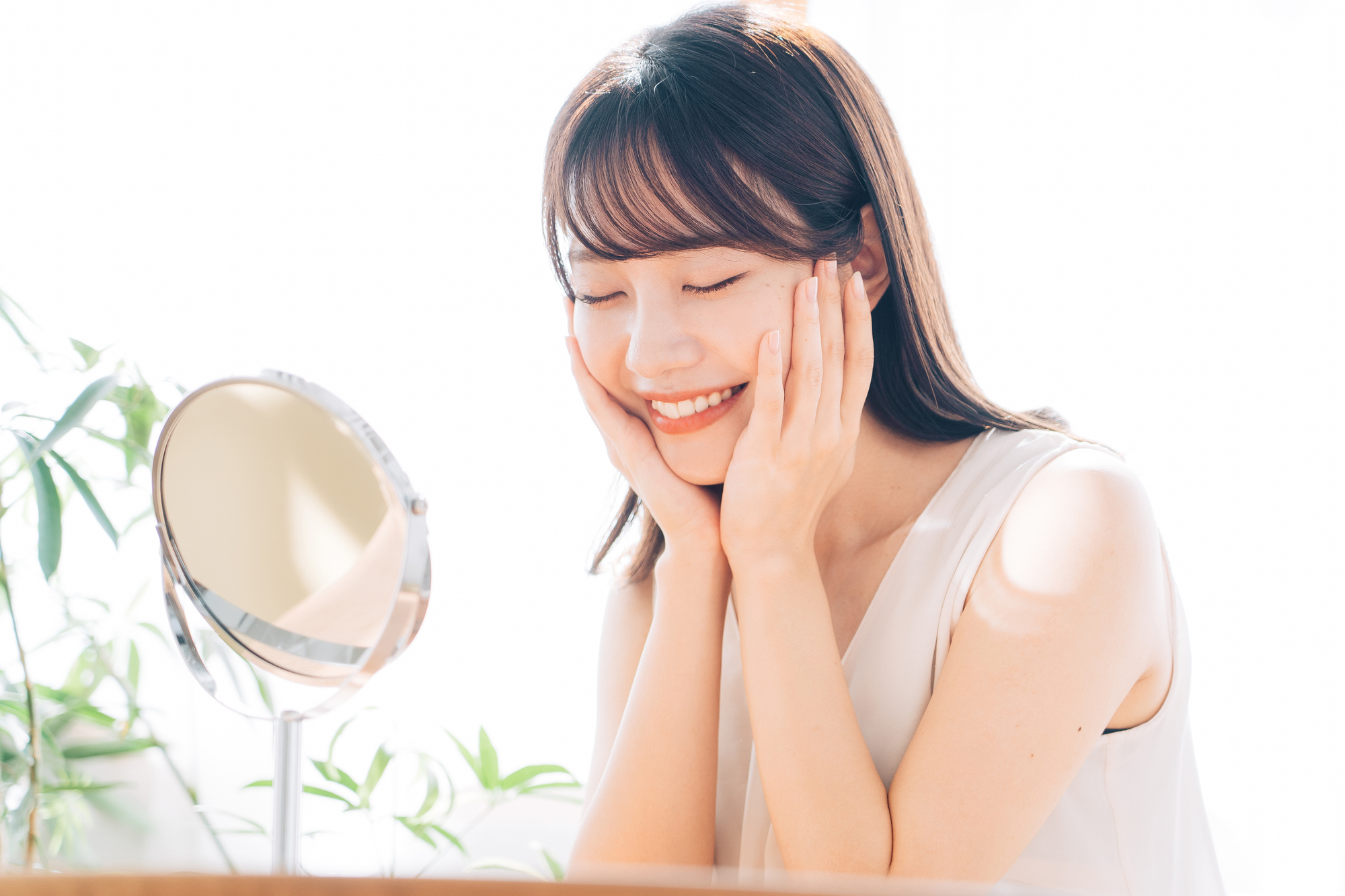 スキンケアする女性