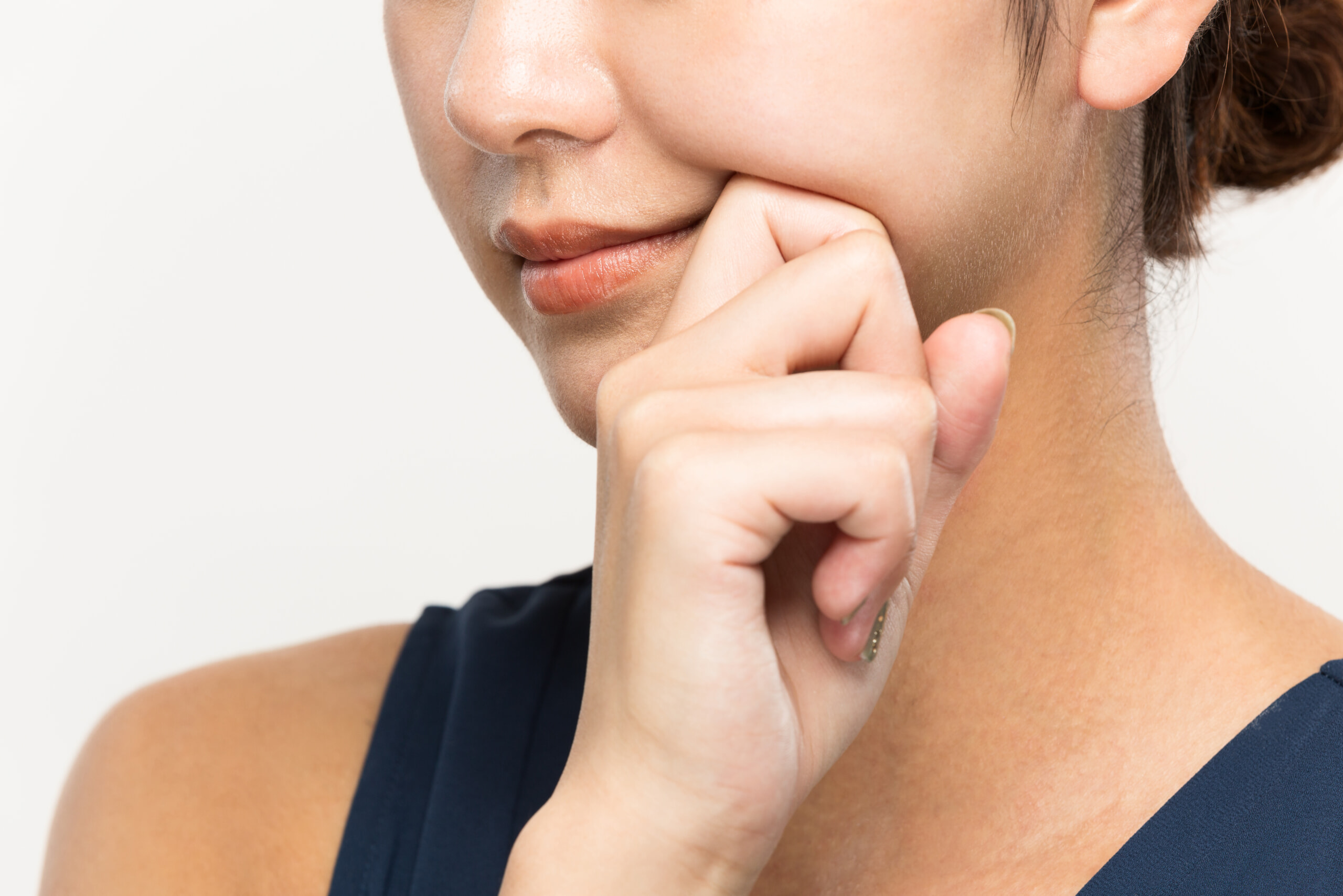 口元をマッサージする女性