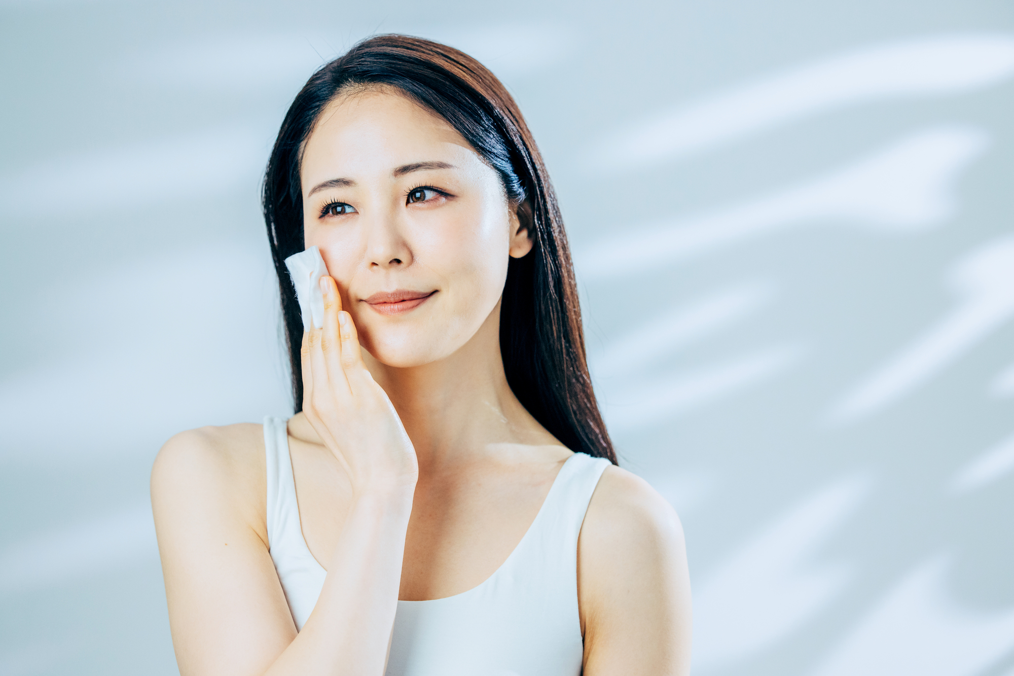 スキンケアする女性