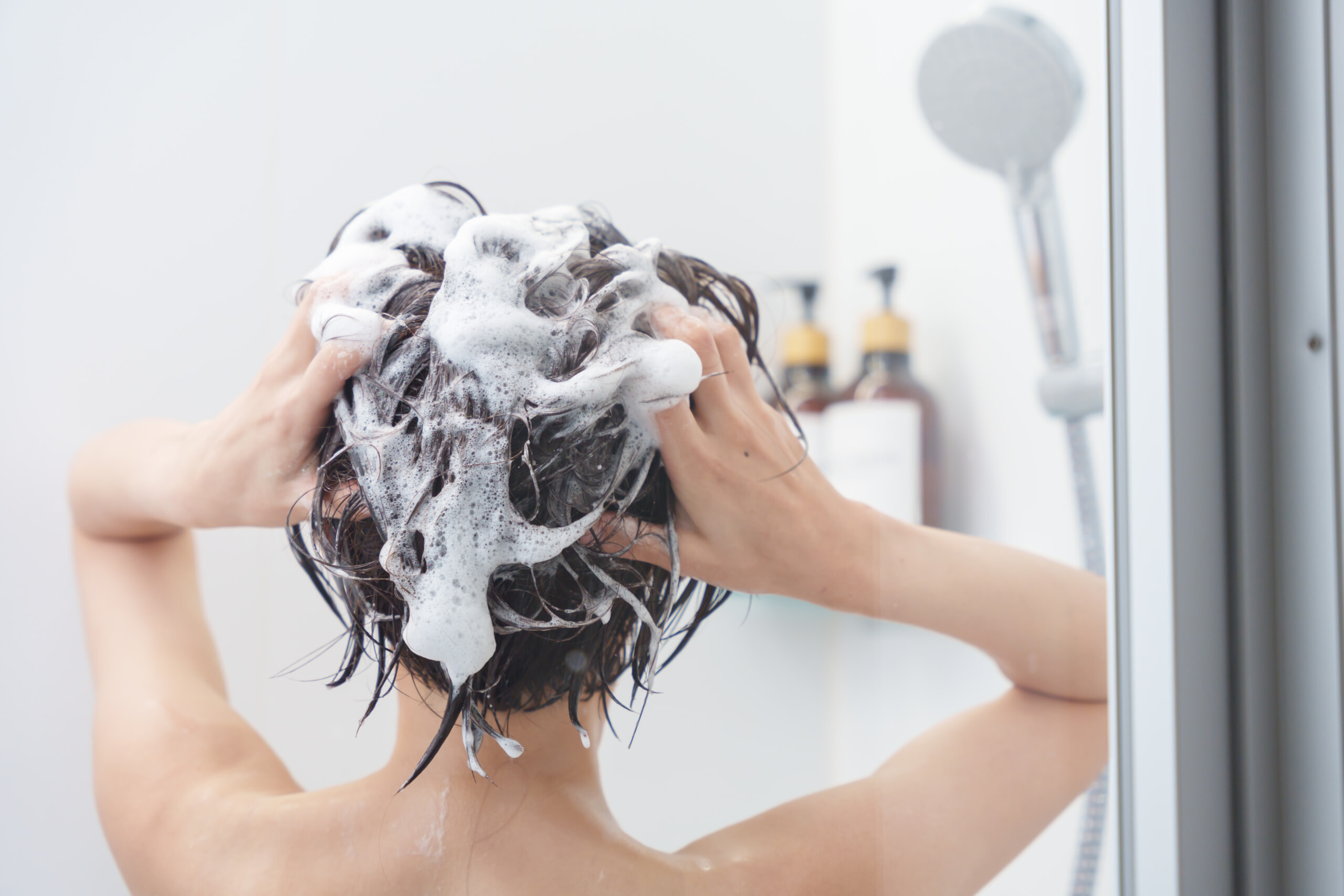シャンプーする女性