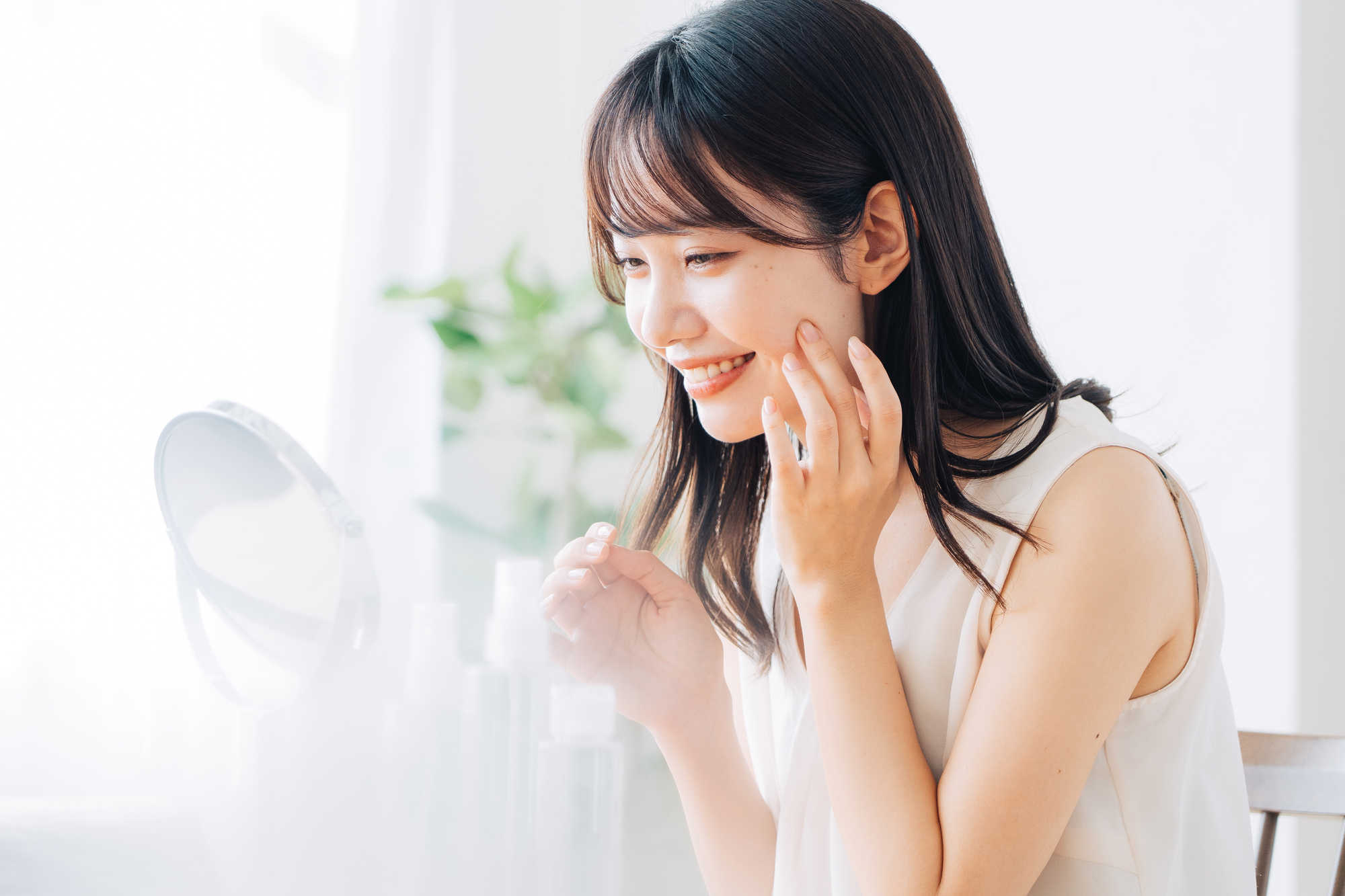 スキンケアする美肌の女性