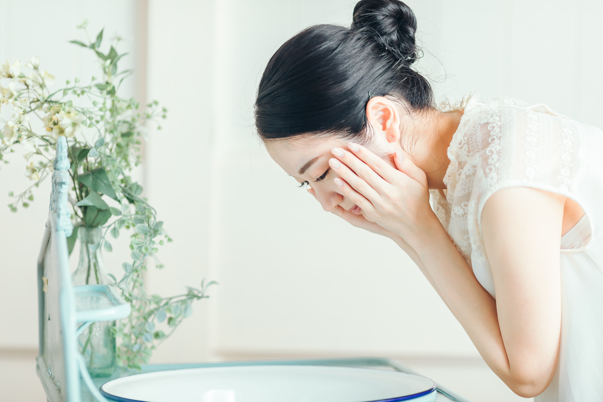 洗顔する女性