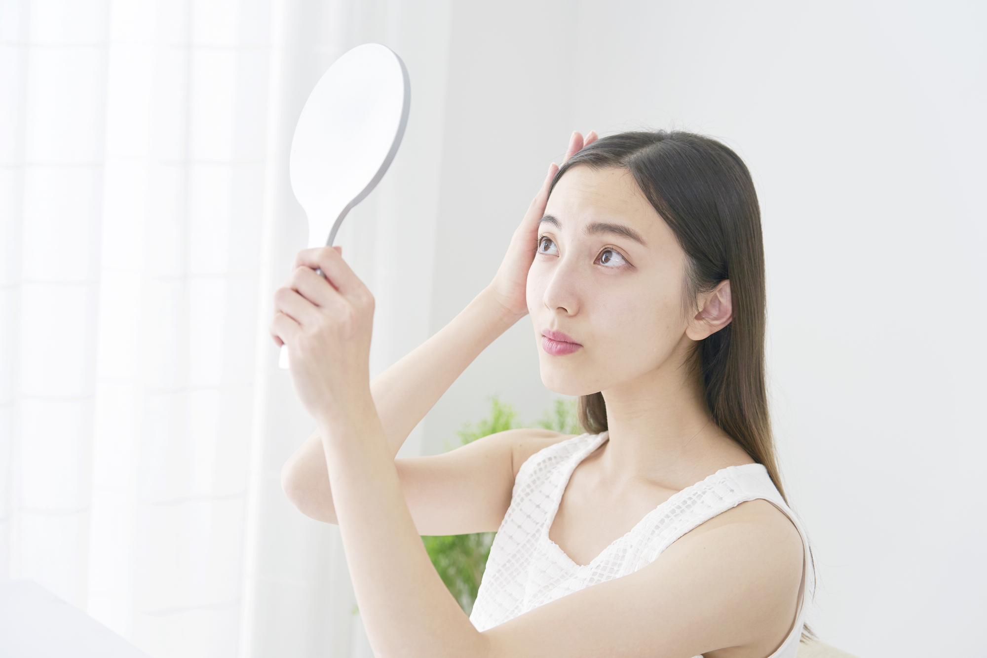 頭皮チェックする女性