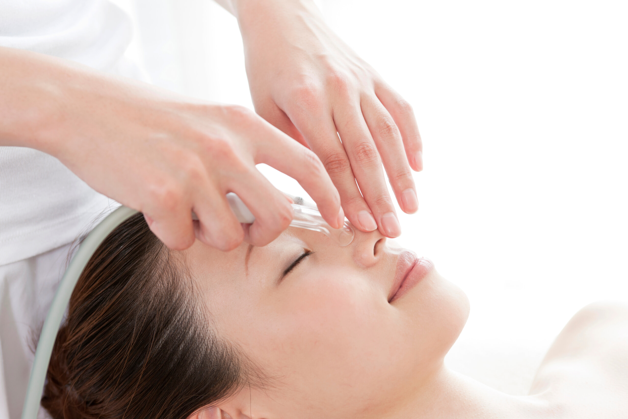 ピーリングの施術をうける女性