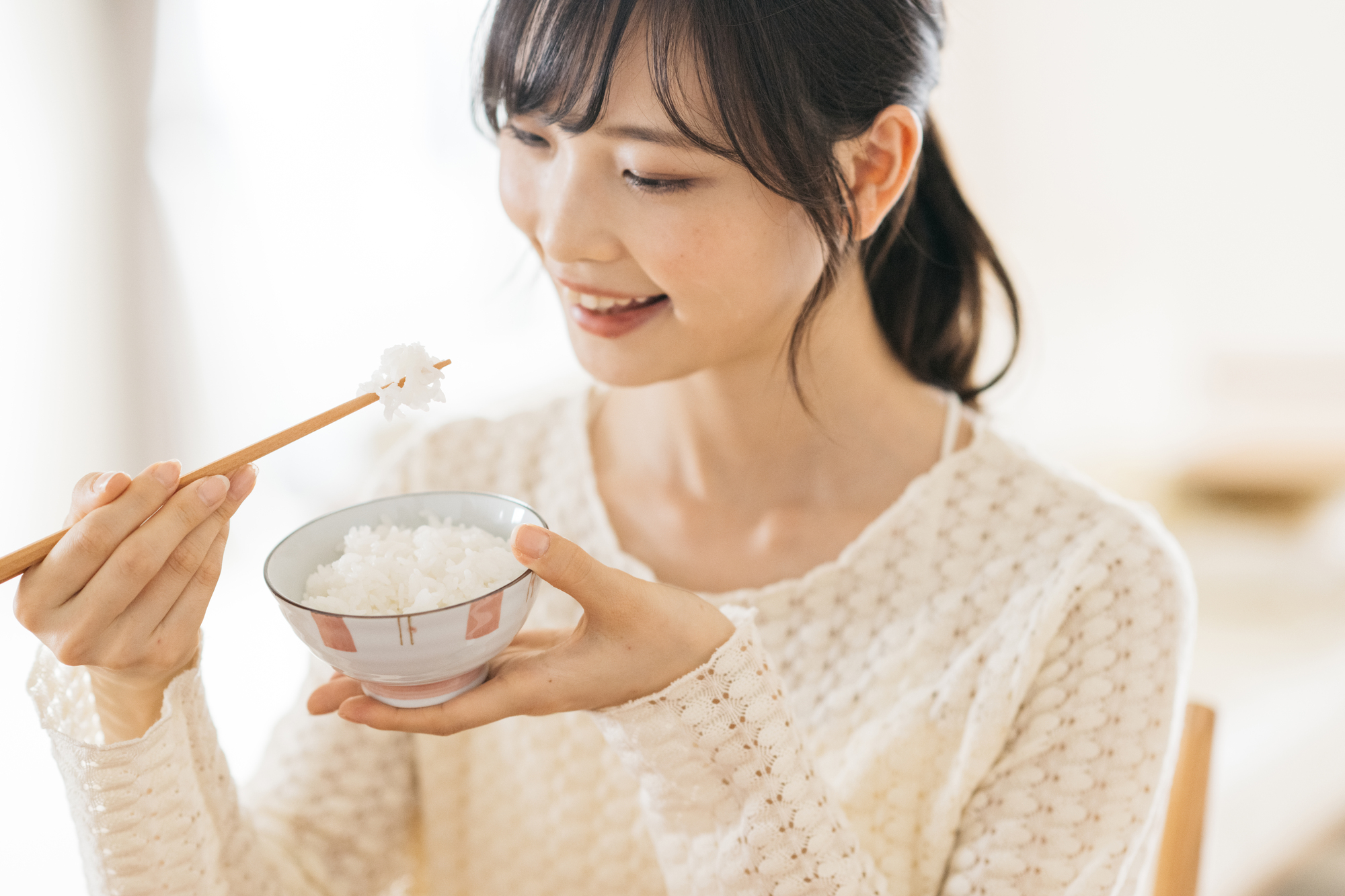 食事する女性