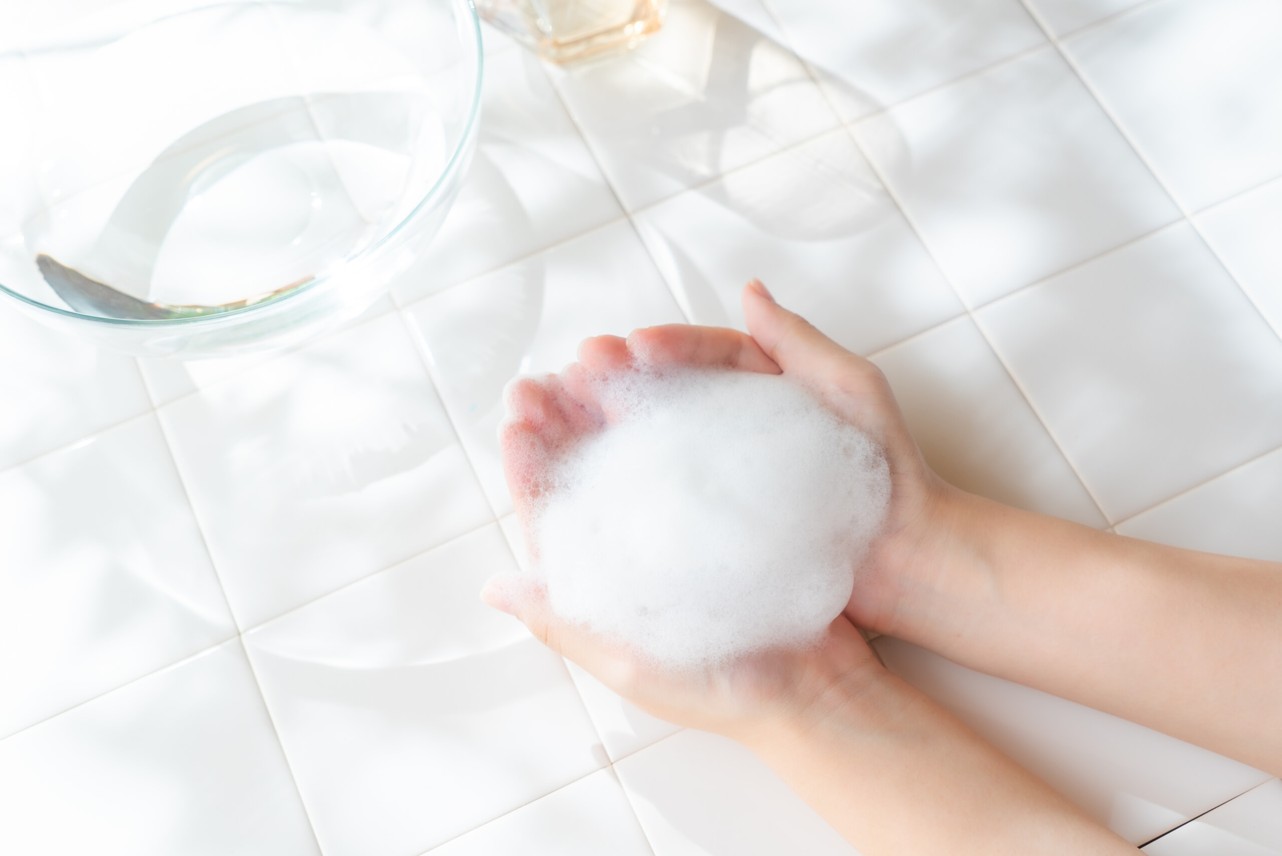 両手にたっぷりの泡