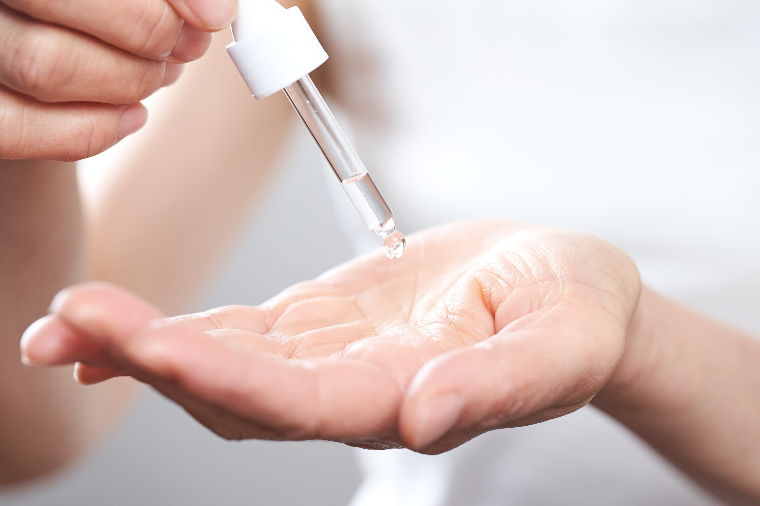 美容液を手に取る女性